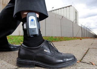 Quelle: Die elektronische Fußfessel ist ein etwa sportuhrgroßes Gerät; dpa, 2012
 