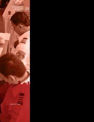 La migration vers les villes est en hausse
Aujourd’hui, pour la première fois dans l’histoire, la majorité de la population
mondiale vit dans les villes. Le Rapport Etat de la migration dans le monde 2015 a
montré qu’une part croissante des citadins sont des migrants. La migration atteint
un niveau sans précédent ; elle est essentiellement urbaine, en raison de l’exode
des ruraux vers les villes. Pour toutes les villes du monde, la diversité est une
réalité qui doit être prise en compte dans la gouvernance et les politiques de
développement, car les flux internes et internationaux continuent d’augmenter.
Un nombre croissant de villes des pays développés tentent de s’attaquer aux défis
que pose la coexistence de populations diverses, afin de renforcer leurs capacités
institutionnelles et les partenariats, et de transformer la diversité en un atout.
Dans les pays moins avancés, l’insuffisance des ressources peut empêcher les
autorités municipales de s’attaquer à ces difficultés, ce qui crée des tensions entre
les communautés de migrants et les communautés d’accueil et donne naissance
à des ghettos de migrants vivant dans l’extrême pauvreté.
La migration vers les villes présente tout à la fois des
chances et des défis
En l’absence de voies de migration régulières, la migration vers les villes se fait
souvent par des voies informelles et irrégulières. Une fois dans les villes, les
migrants ont fréquemment du mal à accéder au logement, à l’emploi et à d’autres
services de base, tels que les soins de santé. Il est probable que la migration
contribue de manière non négligeable au développement de nombreuses
implantations sauvages dans les zones périurbaines des pays moins avancés. Là,
les migrants finissent par occuper des emplois peu rémunérés, avec le risque
d’être exploités dans le secteur informel de ces villes.
Les migrants s’établissent en ville pour y trouver des moyens de subsistance et
échapper aux pressions socioéconomiques et autres dans leur communauté
d’origine. Cependant, la migration peut accentuer leur vulnérabilité aux aléas
et réduire leur résilience face à ces menaces. Les milieux urbains qui accueillent
des migrants peuvent être exposés aux catastrophes, et l’absence de logement
approprié, d’emploi et de protection sociale affaiblissent leur capacité de
réaction. En zone urbaine, les aléas touchent de manière disproportionnée les
migrants, qui constituent un sous-ensemble de citadins pauvres. Des obstacles
linguistiques, administratifs et juridiques, et d’autres imputables au manque de
connaissances peuvent encore aggraver la situation. Les déplacements massifs
vers les zones urbaines sont un autre phénomène qui présente des risques et des
défis particuliers pour l’acheminement de l’aide humanitaire.
Cependant, les implantations sauvages peuvent aussi offrir aux migrants
une protection et des possibilités de revenu, malgré le manque de services
et d’infrastructures de base. Face à la précarité de leurs conditions de vie en
milieu urbain, les ménages de migrants peuvent préférer adopter une stratégie
de mobilité ou de subsistance les amenant à s’engager dans des processus de
migration circulaire et temporaire et dans des déplacements pendulaires. Ce
phénomène est constaté dans de nombreuses agglomérations de pays asiatiques
et africains qui connaissent une urbanisation rapide, surtout en Chine et en
Inde, ainsi qu’au Ghana et au Kenya. Ce schéma migratoire joue un rôle essentiel
dans l’établissement de liens entre les lieux d’origine ruraux et les destinations
201
June J.H. Lee
ETAT DE LA MIGRATION
DANS LE MONDE 2015
Les migrants et les villes :
de nouveaux partenariats
pour gérer la mobilité
 