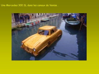 Une Mercedes 300 SL dans les canaux de Venise . 