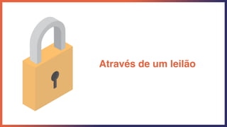 Através de um leilão
 