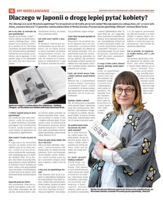 BEZPŁATNY BIULETYN INFORMACYJNY URZĘDU MIEJSKIEGO WROCŁAWIA
16
Kto i dlaczego uczy się we Wrocławiu japońskiego? Czy ten język jest aż tak trudny, jak się nam wydaje? Dlaczego Japończycy unikają słowa „nie”, a o aucie szefa
mówią „szanowna limuzyna”? Z japonistką i autorką podręczników dr Moniką Szyszką z Pracowni Języka Japońskiego „Matsumi” rozmawia Beata Turska.
Jak to się stało, że nauczyła się
pani japońskiego?
Zaczęło się od serialu „Oshin” –
historii oddanej na służbę dziew-
czynki z biednego domu – który
pojawił się w polskiej telewi-
zji w połowie lat 80. Był łzawy
i kiczowaty, ale pełen elementów
XIX-wiecznej kultury japońskiej.
Zachwyciły mnie kimona, archi-
tektura, cała ta egzotyka. I w ten
sposób, mając 10 lat, wiedziałam
już, czym chcę się w życiu zaj-
mować.
I rodzice zapisali panią na kurs
japońskiego?
Nie, wtedy nie było takiej moż-
liwości, a gdy już się pojawi-
ła, byłam licealistką i musiałam
podciągnąć się z przedmiotów
ścisłych. Języka zaczęłam się
uczyć dopiero na japonistyce na
Uniwersytecie Jagiellońskim.
Było trudno? Uczyła się pani od
zera...
W ciągu pięciu lat musieliśmy
nauczyć się języka, który jest
całkiem inny niż te, które zna-
my, i zrobić to od zera do po-
ziomu użytkownika natywnego,
czyli używającego go na co dzień.
Ale radziłam sobie. Już na dru-
gim roku byłam tłumaczką kilku
grup kolejarzy, którzy odwiedzili
w Krakowie swoich kolegów po
fachu. Jedna z tych grup polubiła
mnie tak bardzo, że zafundowała
mi bilet lotniczy do Japonii, który
kosztował wtedy niewyobrażalnie
dużo.
Zaprosili panią do Tokio?
Nie, na prowincję. Przez trzy ty-
godnie mieszkałam u kilku róż-
nych rodzin, zobaczyłam, jak tam
się żyje, wychowuje dzieci, jada.
Zwiedzałam okolicę, ale byłam
też w tamtejszej szkole.
Jak sobie pani radziła z języ-
kiem?
W sprawach codziennych po-
rozumiewałam się już bez pro-
blemu, ale nie byłam jeszcze
w stanie rozmawiać na bardziej
skomplikowane tematy, np.
o polityce. To szybko się zmie-
niło, bo miałam na UJ wyma-
gających wykładowców. A gdy
po studiach wróciłam do domu,
na Dolnym Śląsku pojawiły się
właśnie japońskie firmy. Zaczę-
łam pracować w jednej z nich
i mogłam szlifować język. W tym
samym czasie na Uniwersytecie
Wrocławskim powstała Szkoła
Języków Antycznych i Oriental-
nych, gdzie prowadziłam lektorat
języka japońskiego, jednocześnie
robiąc doktorat na UJ.
Teraz ma pani swoją szkołę. Kto
się w niej uczy?
Gdy 15 lat temu założyłam „Mat-
sumi”, zainteresowanie było
bardzo duże, bo właśnie dorosło
pokolenie, które wychowywało
się na mandze i anime. Niektó-
rzy z moich uczniów uczyli się,
by w przyszłości związać swoje
życie z Japonią. I części z nich się
udało.
A kto uczy się japońskiego dzi-
siaj?
Chęć ułożenia sobie życia w Ja-
ponii to nadal główna motywacja.
Ale przychodzą do mnie także lu-
dzie, zwykle koło pięćdziesiątki,
którzy mówią „Zawsze chciałem
się uczyć tego języka, bo fascy-
nuje mnie japońska kultura”.
Znają już angielski i inne języki,
chcą spróbować czegoś nowego.
Czym różni się język japoński od
polskiego?
Wszystkim! Na przykład tym,
że nie odmienia się w nim rze-
czowników i przymiotników
przez przypadki, lecz dokleja do
nich kolejne końcówki. Tym, że
przymiotnik może być orzecze-
niem, można np. powiedzieć, że
coś się „słodczy” (jak czerwieni).
Na początku problem sprawia też
całkiem inny szyk zdania, w któ-
rym z naszego punktu widzenia
wszystko jest na opak.
Czyli, jak mówił mistrz Yoda:
„Zaiste cudowny umysł dziecka
jest”?
Właśnie tak, z czasownikiem
na końcu zdania. Scenarzyści
„Gwiezdnych wojen” mówili
w wywiadach, że skonstruowali
jego wypowiedzi na wzór składni
japońskiej. Ale nie to jest naj-
trudniejsze.
Zgaduję: chodzi o pismo?
Nie, ale faktycznie na początku
może sprawić kłopot. Japończycy
mają trzy systemy pisma. Syla-
bariusze, czyli katakana i hiraga-
na mają po 45 znaków, wyraża-
jących sylaby. Są jeszcze chińskie
znaki kanji, reprezentujące słowa
lub ich niosące znaczenie części.
Ilu znaków kanji trzeba
się nauczyć, by cokol-
wiek rozumieć?
Na co dzień korzysta
się z około tysiąca, naj-
wyżej dwóch, ale jest ich
znacznie więcej, około 10
tysięcy. Każdy z pikto-
gramów jest trochę jak
rebus: mówi sam za
siebie, ale trzeba znać
reguły gry.
C o m o ż e s p r a w i ć
większą trudność?
Choćby keigo, czy-
li język grzeczno-
ściowy. Choć Japonia
to kraj demokratyczny,
osoba starsza jest wyżej
w hierarchii niż młod-
sza, mężczyzna wyżej
niż kobieta, szef wyżej
niż pracownik. Roz-
mawiając z Japoń-
c z y k i e m , m u s i m y
wiedzieć, gdzie się na
tej drabince znajdujemy
i używać odpowiednich słów. Te
same słowa, np. „ty”, mogą mieć
różne znaczenie w zależności od
sytuacji. Są też specjalne wyrazy,
tzw. honoryfikatory, których się
w takich sytuacjach używa. Np.
o swoim samochodzie powiemy
„samochód” (kuruma), a o sa-
mochodzie kogoś, kto jest wyżej
w hierarchii „szanowny samo-
chód” albo wręcz „szanowna li-
muzyna” (okuruma).
Z czego trzeba sobie zdawać
sprawę, planując naukę japoń-
skiego?
Ucząc się japońskiego,
musimy przeprogra-
mować swój spo-
sób myślenia i np.
zrozumieć, że gdy
r o z m a w i a m y
z Japończykiem,
wiele zależy od
kontekstu. Nie
wszystko musi
być dopowie-
dziane. W Ja-
ponii używa się
p o w i e d z e n i a
„czytać powie-
trze” (kūki
o yomu).
Chodzi
o to, by najpierw zorientować
się, jaka jest sytuacja, o co może
chodzić, a dopiero mówić. Za-
pytany o coś Japończyk, często
milknie, co może być przez nas
odczytywane, jako niechęć do
udzielenia odpowiedzi.
Czy to prawda, że Japończy-
cy rzadko mówią „nie” i „nie
wiem”?
Gdy pytamy Japończyka o dro-
gę, najczęściej nie odpowie „Nie
wiem”, więc mówi cokolwiek,
a czasem nawet odwraca się na
pięcie i odchodzi. Przy-
znając się do niewie-
dzy, straciłby twarz.
Z doświadczenia
wiem, że o drogę
najlepiej pytać
starsze panie,
które nie mają
takich obaw,
żyją na więk-
szym luzie.
Dlaczego w Japonii o drogę lepiej pytać kobiety?
Japończycymajątrzysystemypisma:dwasylabariusze–katakana
ihiragana–po45znakóworazchińskieznakikanji,którychjest10tys.
Monika Szyszka jest doktorem japonistyki Uniwersytetu Jagiellońskiego, we
Wrocławiu mieszka i prowadzi Pracownię Języka Japońskiego „Matsumi”
MY WROCŁAWIANIE
TOMASZ
HOŁOD
(2)
 