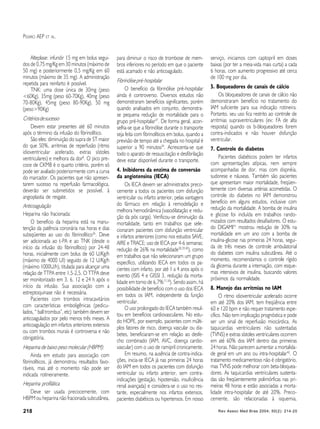 Rev Assoc Med Bras 2004; 50(2): 214-20218
PESARO AEP ET AL.
Alteplase: infundir 15 mg em bolus segui-
dos de 0,75 mg/Kg em 30 minutos (máximo de
50 mg) e posteriormente 0,5 mg/Kg em 60
minutos (máximo de 35 mg). A administração
repetida para reinfarto é possível.
TNK: uma dose única de 30mg (peso
<60Kg), 35mg (peso 60-70Kg), 40mg (peso
70-80Kg), 45mg (peso 80-90Kg), 50 mg
(peso>90Kg)
Critériosdesucesso
Devem estar presentes até 60 minutos
após o término da infusão do fibrinolítico.
São eles: diminuição do supra de ST maior
do que 50%, arritmias de reperfusão (ritmo
idioventricular acelerado, extras sístoles
ventriculares) e melhora da dor8
. O pico pre-
coce de CKMB é o quarto critério, porém só
pode ser avaliado posteriormente com a curva
do marcador. Os pacientes que não apresen-
tarem sucesso na reperfusão farmacológica,
deverão ser submetidos se possível, à
angioplastia de resgate.
Anticoagulação
Heparina não fracionada:
O benefício da heparina está na manu-
tenção da patência coronária nas horas e dias
subsqüentes ao uso do fibrinolítico36
. Deve
ser adicionada ao t-PA e ao TNK (desde o
início da infusão do fibrinolítico) por 24-48
horas, inicialmente com bolus de 60 U/Kg/h
(máximo de 4000 UI) seguido de 12 U/Kg/h
(máximo 1000U/h), titulada para alcançar uma
relação de TTPA entre 1,5-2,5. O TTPA deve
ser monitorizado em 3, 6, 12 e 24 h após o
início da infusão. Sua associação com a
estreptoquinase não é necessária.
Pacientes com trombos intracavitários
com características emboligênicas (pedicu-
lados, “ ball trombus”, etc) também devem ser
anticoagulados por pelo menos três meses. A
anticoagulação em infartos anteriores extensos
ou com trombos murais é controversa e não
obrigatória.
Heparina de baixo peso molecular (HBPM):
Ainda em estudo para associação com
fibrinolíticos, já demonstrou resultados favo-
ráveis, mas até o momento não pode ser
indicada rotineiramente.
Heparina profilática
Deve ser usada precocemente, com
HBPM ou heparina não fracionada subcutânea,
para diminuir o risco de trombose de mem-
bros inferiores no período em que o paciente
está acamado e não anticoagulado.
Fibrinólisepré-hospitalar
O benefício da fibrinólise pré-hospitalar
ainda é controverso. Diversos estudos não
demonstraram benefícios significantes, porém
quando analisados em conjunto, demonstra-
se pequena redução de mortalidade para o
grupo pré-hospitalar37
. De forma geral, acon-
selha-se que a fibrinólise durante o transporte
seja feita com fibrinolíticos em bolus, quando a
previsão de tempo até a chegada no hospital é
superior a 90 minutos24
. Acrescenta-se que
todo o aparato de ressuscitação e desfibrilação
deve estar disponível durante o transporte.
4. Inibidores da enzima de conversão
da angiotensina (IECA)
Os IECA devem ser administrados preco-
cemente a todos os pacientes com disfunção
ventricular ou infarto anterior, pelas vantagens
do fármaco em relação à remodelação e
melhora hemodinâmica (vasodilatação e redu-
ção da pós carga). Verificou-se diminuição da
mortalidade, tanto em trabalhos que sele-
cionaram pacientes com disfunção ventricular
e infartos anteriores (como nos estudos SAVE,
AIRE e TRACE; uso de IECA por 4-6 semanas;
redução de 26% na mortalidade38,39,40
), como
em trabalhos que não selecionaram um grupo
específico, utilizando IECA em todos os pa-
cientes com infarto, por até 1 a 4 anos após o
evento (ISIS 4 e GISSI 3, redução da morta-
lidade em torno de 6,7%17,18
). Sendo assim, há
possibilidade de benefício com o uso dos IECA
em todos os IAM, independente da função
ventricular.
O uso prolongado do IECA também resul-
tou em benefícios cardiovasculares. No estu-
do HOPE, por exemplo, pacientes com múlti-
plos fatores de risco, doença vascular ou dia-
betes, beneficiaram-se em relação ao desfe-
cho combinado (IAM, AVC, doença cardio-
vascular) com o uso de ramipril cronicamente.
Em resumo, na ausência de contra-indica-
ções, inicia-se IECA já nas primeiras 24 horas
do IAM em todos os pacientes com disfunção
ventricular ou infarto anterior, sem contra-
indicações (gestação, hipotensão, insuficiência
renal avançada) e considera-se o uso no res-
tante, especialmente nos infartos extensos,
pacientes diabéticos ou hipertensos. Em nosso
serviço, iniciamos com captopril em doses
baixas (por ter a meia-vida mais curta) a cada
6 horas, com aumento progressivo até cerca
de 100 mg por dia.
5. Boqueadores de canais de cálcio
Os bloqueadores de canais de cálcio não
demonstraram benefício no tratamento do
IAM suficiente para sua indicação rotineira.
Portanto, seu uso fica restrito ao controle de
arritmias supraventriculares (ex: FA de alta
resposta) quando os b-bloqueadores forem
contra-indicados e não houver disfunção
ventricular.
7. Controle do diabetes
Pacientes diabéticos podem ter infartos
com apresentações atípicas, nem sempre
acompanhadas de dor, mas com dispnéia,
sudorese e náuseas. Também são pacientes
que apresentam maior mortalidade, freqüen-
temente com diversas artérias acometidas. O
controle do diabetes no IAM demonstrou
benefício em alguns estudos, inclusive com
redução da mortalidade. A bomba de insulina
e glicose foi incluída em trabalhos rando-
mizados com resultados desafiadores. O estu-
do DIGAMI41
mostrou redução de 30% na
mortalidade em um ano com a bomba de
insulina-glicose nas primeiras 24 horas, segui-
da de três meses de controle ambulatorial
do diabetes com insulina subcutânea. Até o
momento, recomendamos o controle rígido
da glicemia durante a internação, com esque-
mas intensivos de insulina, buscando valores
próximos da normalidade.
8. Manejo das arritmias no IAM
O ritmo idioventricular acelerado ocorre
em até 20% dos IAM, tem freqüência entre
60 e 120 bpm e não requer tratamento espe-
cífico. Não tem implicação prognóstica e pode
ser um sinal de reperfusão miocárdica. As
taquicardias ventriculares não sustentadas
(TVNS) e extras sístoles ventriculares ocorrem
em até 60% dos IAM dentro das primeiras
24 horas. Não parecem aumentar a mortalida-
de geral em um ano ou intra-hospitalar42
. O
tratamento medicamentoso não é obrigatório,
mas TVNS pode melhorar com beta-bloquea-
dores. As taquicardias ventriculares sustenta-
das são freqüentemente polimórficas nas pri-
meiras 48 horas e estão associadas a morta-
lidade intra-hospitalar de até 20%. Preco-
cemente, são relacionadas à isquemia,
 
