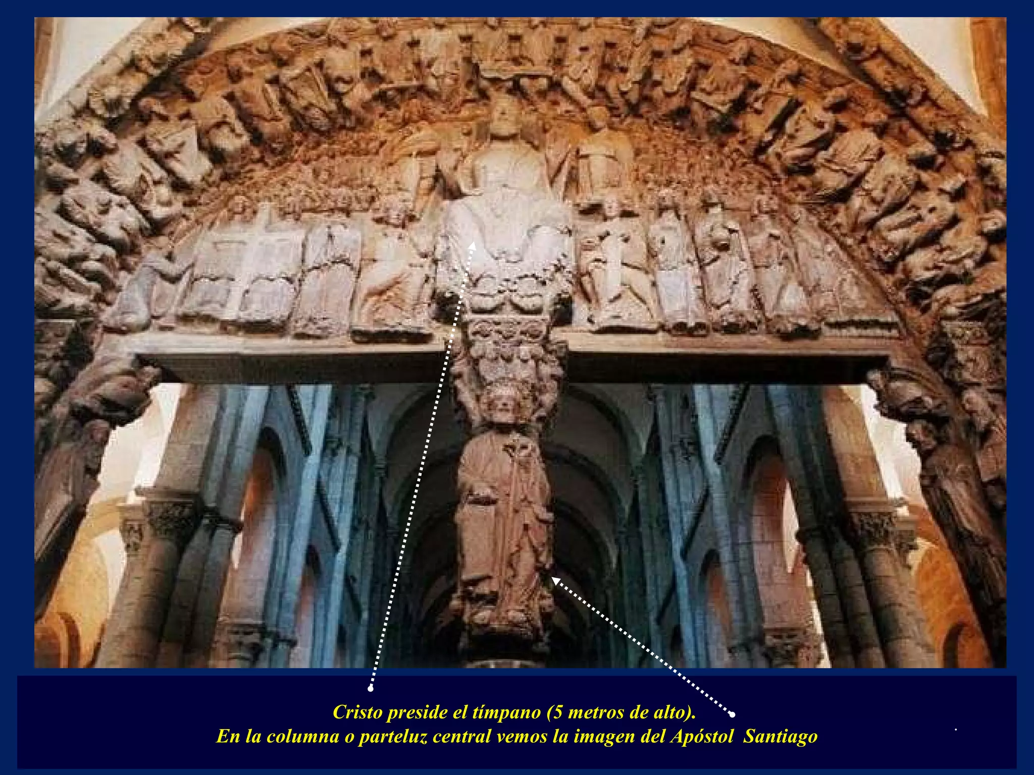 Cristo preside el tímpano (5 metros de alto).  E n la columna o parteluz central vemos la imagen del Apóstol  Santiago . 