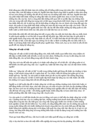 Khả nǎng giao tiếp tốt được dựa trên những yếu tố thống nhất trong tính nhân vǎn - tình thương,
sự nhạy cảm, tính độ lượng và nhân từ. Người lãnh đạo thành công nhất là người có tầm nhìn rộng
rãi bao trùm không chỉ những vấn đề về tài chính mà cả những kiến thức vǎn hoá. Người lãnh đạo
này phải nhận biết được những tài nǎng đặc biệt của nhiêù người khác nhau và luôn tôn trọng
những nhu cầu của họ. Anh ta cũng phải đặt những mối quan hệ và sự độc lập của những nhân
viên này trong một mối tổng hoà mang tính xã hội ngay trong khuôn khổ chính công ty của mình. Để
làm được điều đó, tức là phát huy tối đa khả nǎng và nǎng lực của các thành viên trong đội ngũ của
mình, nhà quản trị cũng phải biết được những âm mưu tồn tại trong nơi làm việc của mình. Tất cả
những điều đó đòi hỏi một người phải làm việc cật lực để nắm được những kỹ nǎng quản trị cần
thiết vượt xa khỏi khuôn khổ của việc phân tích một bản báo cáo tài chính.

Khó khǎn lớn nhất đối với khả nǎng liên kết và giao tiếp của một nhà lãnh đạo cấp cao nhất chính
là một doanh nghiệp có sự liên kết và quan hệ nội bộ phức tạp. Một nhà lãnh đạo tài giỏi phải là
một người thành công trong việc hợp nhất các yếu tố. Và kiểu lãnh đạo đó đòi hỏi phải có nǎng
lực về mặt xã hội. Lãnh đạo ngày nay không còn là việc ra lệnh và hướng dẫn mà mấu chốt là có
được và sử dụng được khả nǎng thuyết phục người khác. Nhân cách, hay uy tín chính là yếu tố tiên
quyết để xây dựng kỹ nǎng này.

Nǎng lực về mặt xã hội

Nǎng lực về mặt xã hội là khả nǎng động viên, thấu hiểu nhiều quan điểm khác nhau (thậm chí
đối lập) và điều khiển một số kiểu cá tính (và tình cảm). Những tiêu chí này là nền tảng cho tinh
thần đồng đội, cho sự bình đẳng trong một tổ chức thành công.

Vậy làm cách nào để một nhà quản trị có được một nǎng lực về xã hội tốt - kỹ nǎng quản trị có
thể khiến cho kết quả công việc của 1 người này vượt trội hơn công việc của cả một nhóm nhiều
người?

Hiện nay "nǎng lực về mặt xã hội" là một trong những thuật ngữ đang rất được ưa chuộng và lạm
dụng, vì thế nhanh chóng mất đi ý nghĩa thực tế. Tuy nhiên, điều đó không làm giảm giá trị của
thuật ngữ này. Tại Mỹ, các nhà quản trị được đánh giá rất cao khi nghiên cứu những ứng dụng
khác nhau của nǎng lực xã hội và nhờ luyện tập thành thạo kỹ nǎng này mà việc được cất nhắc
lên những vị trí quan trọng hơn trở nên dễ dàng hơn nhiều.

Người ta có thể luyện tập để có được nǎng lực xã hội qua những chương trình chính thức hoặc có
thể bằng nhiều cách khác nhau, như việc tham gia vào một cơ quan cứu hoả của địa phương chẳng
hạn. Dù theo cách nào thì những bài học đều là những kinh nghiệm đến từ việc đối mặt với những
vấn đề thực tế trong xã hội - với những người thuộc nhiều tầng lớp và hoàn cảnh khác nhau - ở
nhiều phương diện đặc biệt trong công việc chuyên môn.

Các nhà quản lý có thể bǎn khoǎn khi nào (và bằng cách nào) có thể tiếp thu được nǎng lực xã hội
này. Chương trình học của các trường đại học, những trường kinh doanh danh tiếng thì không coi
trọng lắm trong khi nhu cầu thời gian của công việc hàng ngày khiến cho cơ hội có thêm những
kinh nghiệm xã hội trở nên hiếm hoi. Tuy nhiên, dù cǎng thẳng đến mức nào thì những nhà quản trị
mong muốn thǎng tiến trên bước đường kinh doanh cũng phải tìm cho mình thời gian để tập hợp
được hững kinh nghiệm phong phú và đa dạng. Kết quả của công việc học tập này là vô giá và, nói
chung, làm tǎng khả nǎng ứng xử trong những điều kiện xã hội đa dạng trong môi trường làm việc
chuyên môn sau này.

Tham gia hoạt động thể thao, vǎn hoá là một cách hiệu quả để nâng cao nǎng lực xã hội.

Lấy ví dụ như khi ta theo dõi một diễn viễn nghiệp dư trong nhà hát địa phương. Khi diễn xuất,
 