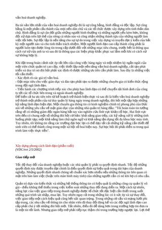 vǎn hoá doanh nghiệp.

Ba tài sản lớn nhất của vǎn hoá doanh nghiệp đó là sự công bằng, bình đẳng và độc lập. Sự công
bằng là một phần cấu thành của mọi nền dân chủ và các tổ chức được xây dựng trên tinh thần dân
chủ. Bình đẳng là sự cân đối giữa những người bình thường và những người yếu kém hơn, không
đối xử dựa trên lợi thế của riêng cá nhân nào và công nhận những thành tựu của những người làm
việc tốt hơn. Sự độc lập là nền tảng cho sự tự do trong việc xây dựng và truyền đạt ý kiến của bất
kỳ một người nào và cho tinh thần trách nhiệm. Một người lãnh đạo cao cấp thành công phải là
người luôn tạo được lòng tin trong cấp dưới đối với những mục tiêu chung, trước hết là thông qua
cách cư xử của anh ta và sau đó là thông qua các biện pháp khắc phục sai lầm mỗi khi có cách xử
sự không hợp lý.

Khi đặt trong hoàn cảnh sức ép rất lớn của công việc hàng ngày và một nhiệm kỳ ngắn ngủi của
một viên chức quản trị cao cấp, việc thiết lập một nền tảng vǎn hoá doanh nghiệp, cải tạo phát
triển và duy trì nó đòi hỏi phải xác định rõ được những ưu tiên cần phải làm. Sau đây là những việc
tối cần thiết:
- Xác định rõ các giá trị vǎn hoá.
- Đặt mục tiêu cho việc giáo dục và đào tạo phải tạo ra được những chuyên gia có kiến thức rộng
trong đội ngũ lãnh đạo.
- Tiến hành các chương trình tiếp xúc cho phép ban lãnh đạo có thể chuyển tải hình ảnh của công
ty tới các tổ chức bên trong và ngoài doanh nghiệp.
Để biến cả ba ưu tiên trên từ kế hoạch trở thành hiện thực và sau đó là biến vǎn hoá doanh nghiệp
trở thành một phần của tư duy quản lý hàng ngày trong doanh nghiệp, đòi hỏi một tập hợp những
kỹ nǎng lãnh đạo hiện đại. Một chuyên gia thông tin có kinh nghiệm chính trị phong phú của Đức
nói về những yêu cầu về mặt giáo dục của những nhà quản trị hàng đầu: "Tôi hoàn toàn tin tưởng
rằng sẽ có những giám đốc ngân hàng bắt tay vào nghiên cứu lĩnh vực khảo cổ học. Hai lĩnh vực
trên đều có chung một số những đòi hỏi cơ bản: khả nǎng giao tiếp, các kỹ nǎng xử lý những tình
huống phức tạp; một khả nǎng làm chủ ngôn ngữ và khả nǎng tận dụng tối đa khoa học máy tính.
Tuy nhiên, tôi không tin rằng các trường đại học lại có thể dạy tất cả những kỹ nǎng cần thiết để
sinh viên có thể thành công trong một xã hội số hoá hiện nay. Sự học hỏi đó phải diễn ra trong quá
trình làm việc thực tiễn".



Xây dựng phong cách lãnh đạo (phần cuối)
(VDC/nvt 2/5/2002)

Giao tiếp mở

Tốc độ thay đổi của doanh nghiệp buộc các nhà quản lý phải ra quyết định nhanh. Tốc độ những
quyết định này được truyền đạt chính là điều quyết định sự hiệu quả trong dài hạn của doanh
nghiệp. Những quyết định nhanh chóng sẽ chuẩn xác hơn nhiều nếu những thông tin liên quan có
mặt trên bàn làm việc (hoặc trên màn hình máy tính) của những người cần có nó khi họ có nhu cầu.

Quản trị dựa vào kiến thức và những hệ thống thông tin có hiệu quả là những công cụ quản lý vô
giá - điều không thể thiếu trong việc kiểm soát những thay đổi đang diễn ra. Một cách tự nhiên,
nǎng lực của việc giao tiếp trong doanh nghiệp được tổ chức tốt đặc biệt cần thiết trong suốt
những quá trình sát nhập, mua lại. Tuy nhiên ngay cả trong những lúc có ít sức ép và sự thay đổi,
việc giao tiếp một cách hiệu quả cũng hết sức quan trọng. Trong những cơ cấu và mạng lưới phi
tập trung, các nhu cầu về thông tin cho nhân viên đã thay đổi đáng kể và các đội ngũ lãnh đạo cao
cấp phải chú ý tới những đòi hỏi mới. Tất nhiên, điều đó dễ dàng hơn trong trường hợp tin đưa ra
là một tin tốt lành. Nhưng giao tiếp mở phải tiếp tục thậm chí trong trường hợp ngược lại. Lợi thế
 