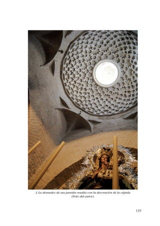 139 
3. La desnudez de sus paredes resalta con la decoración de la cúpula 
(Foto: del autor). 
 