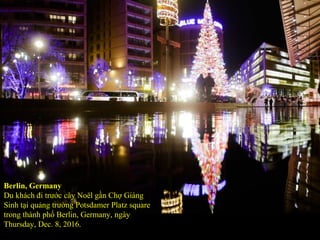 Berlin, Germany
Du khách đi trước cây Noël gần Chợ Giáng
Sinh tại quảng trường Potsdamer Platz square
trong thành phố Berl...