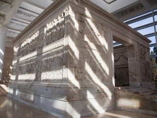 Todas estas obras luego se recubrían con estucos
y mosaicos, pero desde época de Augusto Roma
domina de forma absoluta el Mediterráneo y se
extiende definitivamente el uso del mármol, más
que para construir, para revestir y decorar, pues
es sinónimo de prestigio.
“He encontrado una Roma de ladrillo y la he
dejado de mármol”
Octavio Augusto
 