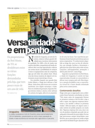 116 WWW.MUSICAEMERCADO.COM.BR
Vida de Lojista Red Music Instrumentos (TO)
Os proprietários
da Red Music,
do TO, se
desdobram entre
as várias
funções
demandadas
pela loja, que tem
pouco mais de
um ano de vida
Por Juliana Cruz
Neste espaço são publicadasNeste espaço são publicadas
experiências vivenciadas aoexperiências vivenciadas ao
montar uma loja.
Para contar sua história,
envie o depoimento e fotosenvie o depoimento e fotos
(em 300 dpi) para
texto@musicaemercado.com.br,texto@musicaemercado.com.br,texto@musicaemercado.com.br,
com o assunto “Vida de Lojista”com o assunto “Vida de Lojista”com o assunto “Vida de Lojista”
NacidadedeAraguaína,aonortedoTo-
cantins, músicos tinham grande difi-
culdade para encontrar instrumentos
de qualidade. Em 2009, a fim de mudar esse
cenário,doisdeles,companheirosdebanda,de-
cidiram abrir uma loja especializada e oferecer
aos artistas locais a possibilidade de conhecer
e testar os equipamentos antes de comprá-los,
algo que até então não podiam fazer. Afinal,
uma das únicas maneiras de adquirir um ins-
trumentoerapormeiodelojasvirtuais.
Era setembro daquele ano quando João
Carlos Ribeiro e Diogo Jucá abriram a Red
Music. Antes disso, João tocava em cruzeiros
marítimos, teve duplas sertanejas e traba-
lhouemestúdiosdegravação,enquantoDio-
go ensinava música e atuava como sideman
de cantores da região, além de ser proprietá-
rio de uma lan house. Tais experiências pro-
fissionaisforambastanteproveitosasparaos
jovens empresários. “O conhecimento adqui-
rido ao longo dos anos na área de informá-
tica, por exemplo, facilitou a formulação e
aplicaçãodasaçõesfeitaspelasredessociais.
Lançamos antecipadamente promoções e
ofertas pela internet”, conta Diogo.
Segundo os proprietários da Red Music,
a cidade de Araguaína é carente de lojas
especializadas, levando os consumidores a
efetuar suas compras pela web. Mas dispu-
tar a atenção do público com a concorrên-
cia virtual foi o maior desafio enfrentado
pelos novos comerciantes.
Contornando desafios
Diogo conta que as negociações com as fabri-
cantes foram bastante conturbadas no início.
“Três meses antes da inauguração fizemos
os primeiros contatos a fim de abrir a loja a
todo o vapor, mas algumas empresas demo-
raram a nos atender e efetuar as primeiras
vendas.” Além da espera, em alguns casos, o
valor mínimo de pedido proposto era muito
alto. “Algumas empresas têm uma cota e um
mix de produtos estipulado que pode não ser
adequadoàdemandadanossaregião.Porisso
hoje procuramos sempre fornecedores mais
flexíveis,quesepreocupamemvenderartigos
quetenhamfacilidadedegiro.Quandoencon-
Instrumentos de cordas e acessórios
são os carros-chefe da loja
Versatilidade
e empenho
Versatilidade
NacidadedeAraguaína,aonortedoTo-
Versatilidade
e empenho
VersatilidadeVersatilidadeVersatilidadeVersatilidadeVersatilidadeVersatilidadeVersatilidadeVersatilidadeVersatilidadeVersatilidadeVersatilidadeVersatilidadeVersatilidadeVersatilidadeVersatilidadeVersatilidadeVersatilidadeVersatilidadeVersatilidadeVersatilidadeVersatilidadeVersatilidade
NacidadedeAraguaína,aonortedoTo-
e empenhoe empenhoe empenhoe empenhoe empenhoe empenhoe empenhoe empenhoe empenhoe empenhoe empenhoe empenhoe empenhoe empenhoe empenhoe empenhoe empenhoe empenhoe empenhoe empenhoe empenho
Araguaína
A cidade, localizada ao norte do Tocantins, possui aproximadamente
150 mil habitantes, caracterizando-se como a maior população do
Estado. A base econômica do município são a agricultura e a pecuária.
A cidade, localizada ao norte do Tocantins, possui aproximadamente
mm52_vidadelojista.indd 116 21/12/2010 16:55:47
 