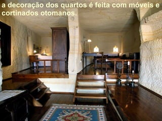 a decoração dos quartos é feita com móveis e cortinados otomanos. 