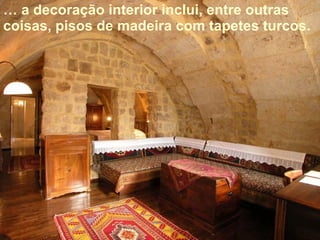 …  a decoração interior inclui, entre outras coisas, pisos de madeira com tapetes turcos. 