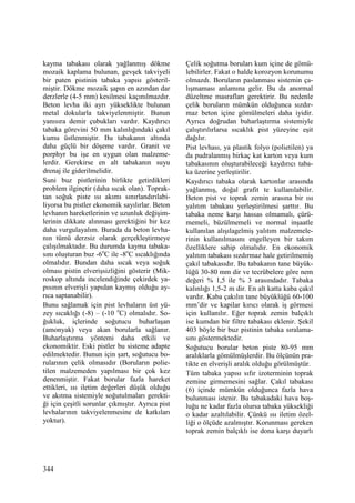 344
kayma tabakası olarak yağlanmış dökme
mozaik kaplama bulunan, gevşek takviyeli
bir paten pistinin tabaka yapısı gösteril-
miştir. Dökme mozaik şapın en azından dar
derzlerle (4-5 mm) kesilmesi kaçınılmazdır.
Beton levha iki ayrı yükseklikte bulunan
metal dokularla takviyelenmiştir. Bunun
yanısıra demir çubukları vardır. Kaydırıcı
tabaka görevini 50 mm kalınlığındaki çakıl
kumu üstlenmiştir. Bu tabakanın altında
daha güçlü bir döşeme vardır. Granit ve
porphyr bu işe en uygun olan malzeme-
lerdir. Gerekirse en alt tabakanın suyu
drenaj ile giderilmelidir.
Suni buz pistlerinin birlikte getirdikleri
problem ilginçtir (daha sıcak olan). Toprak-
tan soğuk piste ısı akımı sınırlandırılabi-
liyorsa bu pistler ekonomik sayılırlar. Beton
levhanın hareketlerinin ve uzunluk değişim-
lerinin dikkate alınması gerektiğini bir kez
daha vurgulayalım. Burada da beton levha-
nın tümü derzsiz olarak gerçekleştirmeye
çalışılmaktadır. Bu durumda kayma tabaka-
sını oluşturan buz -6o
C ile -8o
C sıcaklığında
olmalıdır. Bundan daha sıcak veya soğuk
olması pistin elverişsizliğini gösterir (Mik-
roskop altında incelendiğinde çekirdek ya-
pısının elverişli yapıdan kaymış olduğu ay-
rıca saptanabilir).
Bunu sağlamak için pist levhaların üst yü-
zey sıcaklığı (-8) – (-10 o
C) olmalıdır. So-
ğukluk, içlerinde soğutucu buharlaşan
(amonyak) veya akan borularla sağlanır.
Buharlaştırma yöntemi daha etkili ve
ekonomiktir. Eski pistler bu sisteme adapte
edilmektedir. Bunun için şart, soğutucu bo-
rularının çelik olmasıdır (Boruların polie-
tilen malzemeden yapılması bir çok kez
denenmiştir. Fakat borular fazla hareket
ettikleri, ısı iletim değerleri düşük olduğu
ve akıtma sistemiyle soğutulmaları gerekti-
ği için çeşitli sorunlar çıkmıştır. Ayrıca pist
levhalarının takviyelenmesine de katkıları
yoktur).
Çelik soğutma boruları kum içine de gömü-
lebilirler. Fakat o halde korozyon korunumu
olmazdı. Boruların paslanması sistemin ça-
lışmaması anlamına gelir. Bu da anormal
düzeltme masrafları gerektirir. Bu nedenle
çelik boruların mümkün olduğunca sızdır-
maz beton içine gömülmeleri daha iyidir.
Ayrıca doğrudan buharlaştırma sistemiyle
çalıştırılırlarsa sıcaklık pist yüzeyine eşit
dağılır.
Pist levhası, ya plastik folyo (polietilen) ya
da pudralanmış birkaç kat karton veya kum
tabakasının oluşturabileceği kaydırıcı taba-
ka üzerine yerleştirilir.
Kaydırıcı tabaka olarak kartonlar arasında
yağlanmış, doğal grafit te kullanılabilir.
Beton pist ve toprak zemin arasına bir ısı
yalıtım tabakası yerleştirilmesi şarttır. Bu
tabaka neme karşı hassas olmamalı, çürü-
memeli, büzülmemeli ve normal inşaatle
kullanılan alışılagelmiş yalıtım malzemele-
rinin kullanılmasını engelleyen bir takım
özelliklere sahip olmalıdır. En ekonomik
yalıtım tabakası sızdırmaz hale getirilmemiş
çakıl tabakasıdır. Bu tabakanın tane büyük-
lüğü 30-80 mm dir ve tecrübelere göre nem
değeri % 1,5 ile % 3 arasındadır. Tabaka
kalınlığı 1,5-2 m dir. En alt katta kaba çakıl
vardır. Kaba çakılın tane büyüklüğü 60-100
mm’dir ve kapilar kırıcı olarak iş görmesi
için kullanılır. Eğer toprak zemin balçıklı
ise kumdan bir filtre tabakası eklenir. Şekil
403 böyle bir buz pistinin tabaka sıralama-
sını göstermektedir.
Soğutucu borular beton piste 80-95 mm
aralıklarla gömülmüşlerdir. Bu ölçünün pra-
tikte en elverişli aralık olduğu görülmüştür.
Tüm tabaka yapısı sıfır izoterminin toprak
zemine girmemesini sağlar. Çakıl tabakası
(6) içinde mümkün olduğunca fazla hava
bulunması istenir. Bu tabakadaki hava boş-
luğu ne kadar fazla olursa tabaka yüksekliği
o kadar azaltılabilir. Çünkü ısı iletim özel-
liği o ölçüde azalmıştır. Korunması gereken
toprak zemin balçıklı ise dona karşı duyarlı
 