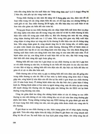 trên nền sóng delta lan tỏa xuất hiện các "chóp sóng thân não" (1,5-2 ck/gy) đòng bộ
2 bán càu, chù yếu tại các vùng trước não.
Trong chấn thương sọ não múc độ nặng vóiổ đụng giập náo lãn, diện não đồ rổi
loạn trầm trọng vói các sóng chậm biên độ cao, có rói loạn khu trú nhung không có
ranh giói rõ rệt. Sau chấn thương 20-30 ngày, các dấu hiệu khu trú xuất hiện rỗ rệt
hon trên nền giảm các biến đổi não toàn bộ.
Trong giai đoạn xa sau chấn thương nếu các nhịp chậm biến mất kèn! theo sụ phục
hồi nhịp alpha trên điện não đồ trong vòng nứa năm kể tù khi bị chấn thương là biêu
hiện tiến triển tốt trong qua trình điều trị. Khi tổn thương não múc độ vừa, nhúng
sóng chậm thuồng biến mất sau 1-1,5 năm. Nếu trong thòi gian này thấy xuất hiện
sóng chậm và sóng nhọn tại vùng não bịổn thương là dấu hiệu của các di chúng năng
hon. Nếu sóng chậm giảm đi, sóng nhanh tăng lên là tiên lượng xấu, có nhiêu nguy
co phát triền thành con động kinh sau chấn thương. Khoảng 50% số bệnh nhân có
sóng nhanh nhu vậy đã có các con động kinh trên lâm sàng. Các tiêu diêm động kinh
thường xuất hiện trước con động kinh trên lâm sàng từ nửa năm đến một năm.Ỏ sổ
bệnh nhân còn lại, con động kinh sẽ xuất hiện bất cứ lúc nào, đặc biệt trong trạng
thái biến đổi chức năng đột ngột hoặc gắng sức.
Nhũng biến đổi não toàn bộ ỏ giai đoạn xa sau chấn thương sọ não hò ít gặp hổn
so với chấn thương sọ não kín, và thường là các biến đổi thứ phát tù các cấu trúc đuôi
vỏ não. Khi vá hộp sọ, những biến đồi trên điện não đồ, đặc biệt các biến đổi khu trú
giảm đi rõ rệt và dần dần biến mất.
Chấn thương não có bọc máu tụ gây ra những biến đối trên điện não đồ gióng nhu
trong chấn thương sọ não hò. Khi có bọc máu tụ duỗi màng cúng kèm theoố dụng
giập não, sóng bệnh lý trên điện não đồ tồn tại lâu nhất ỏ giai đoạn sau chấn thương
(tói 10 năm hoặc hon). Ỏ những bệnh nhân này càn dặc biệt chú ý phát hiệnổ động
kinh ẩn. Những bệnh nhân có bọc máu tụ ngoài màng cứng, mặc dù chèn ép não tuông
đối mạnh nhung tổn thương não do đụng giập não không lòn thì EEG trỏ lại bình
thường trong khoảng nửa năm.
Công tác giám định lao động cho nhúng bệnh nhân có các di chứng xa sau chấn
thương sọ não nếu không có các triệu chứng khu trú rõ rệt trên lâm sàng thường gặp
nhiều khó khăn. Trong nhũng trường họp này EEG không chi giúp đánh giá mức độ
rối loạn trạng thái chức năng cùa não, mà còn giúp chấn đoán chính xác vùng não bị
tổn thương.
0 giai đoạn xa sau chấn thương sọ não, hiện tượng giảm chi số nhịp alpha thường
gặp nhất. Trên nền nhịp alpha biên độ thấp (10-20mcV) ghi được các sóng nhanh mất
đồng bộ tần số cao. Sụ xuất hiện các loạt kịch phát sóng chậm, các chóp sóng tàn sổ
168
 