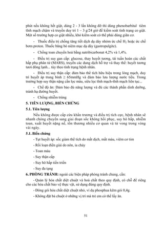51
phút nếu không hết giật, dùng 2 - 3 lần không đỡ thì dùng phenobarbital tiêm
tĩnh mạch chậm và truyền duy trì 1 – 3 g/24 giờ để kiểm soát tình trạng co giật.
Một số trƣờng hợp co giật nhiều, khó kiểm soát có thể phải dùng giãn cơ.
- Thuốc điều trị chống tăng tiết dịch dạ dày nhóm ức chế H2 hoặc ức chế
bơm proton. Thuốc băng bó niêm mạc dạ dày (gastropulgite).
- Chống toan chuyển hoá bằng natribicarbonat 4,2% và 1,4%.
- Điều trị suy gan cấp: glucose, thay huyết tƣơng, tái tuần hoàn các chất
hấp phụ phân tử (MARS), truyền các dung dịch hỗ trợ và thay thế: huyết tƣơng
tƣơi đông lạnh... tùy theo tình trạng bệnh nhân.
- Điều trị suy thận cấp: đảm bảo thể tích hữu hiệu trong lòng mạch, duy
trì huyết áp trung bình ≥ 65mmHg và đảm bảo lƣu lƣợng nƣớc tiểu. Trong
trƣờng hợp suy thận nặng cần lọc máu, siêu lọc tĩnh mạch-tĩnh mạch liên tục...
- Chế độ ăn: Đảm bảo đủ năng lƣợng và đủ các thành phần dinh dƣỡng,
tránh hạ đƣờng huyết.
- Chống nhiễm trùng
5. TIÊN LƢỢNG, BIẾN CHỨNG
5.1. Tiên lƣợng
Nếu không đƣợc cấp cứu khẩn trƣơng và điều trị tích cực, bệnh nhân sẽ
nhanh chóng chuyển sang giai đoạn sốc không hồi phục, suy hô hấp, nhiễm
toan, xuất huyết nặng nề, tổn thƣơng nhiều cơ quan và tử vong trong vòng
vài ngày.
5.1. Biến chứng
- Tụt huyết áp: sốc giảm thể tích do mất dịch, mất máu, viêm cơ tim
- Rối loạn điển giải do nôn, ỉa chảy
- Toan máu
- Suy thận cấp
- Suy hô hấp tiến triển
- Suy đa tạng
6. PHÒNG TRÁNH: ngoài các biện pháp phòng tránh chung, cần:
- Quản lý hóa chất diệt chuột và hoá chất theo quy định, có chỗ để riêng
cho các hóa chất bảo vệ thực vật, sử dụng đúng quy định.
- Đóng gói hóa chất diệt chuột nhỏ, ví dụ phosphua kẽm gói 0,4g.
- Không đặt bả chuột ở những vị trí mà trẻ em có thể lấy ăn.
 