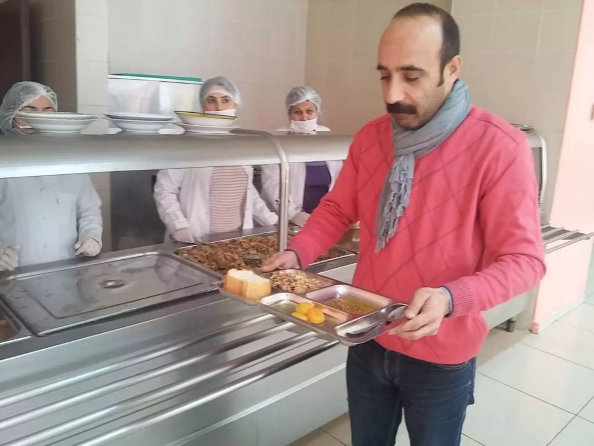 at school dininghall / taking lunch