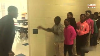 Her öğrenciyle ayrı selamlaşmak
 