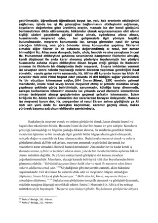 getirilmesidir, öğrenilecek öğretilecek boyut ise, yolu hak erenlerin etkileşimini
sağlaması, işinde ise işi ile geleceğine bağlanmasını etkileşimini sağlaması,
koşullarını değerlerine göre üretilmiş araçtır, manada ise der kendi görüşünü
benimsetirken dikta ettiremezsin, hükümdar olarak uygulayamazsın ehil olanın
kişiliği sözleri geçeklerin görüşü altına almak, aydınlatma altına almak,
hususlarında meşveret eder, her gelişmesiyle ilgili yönüyle tespitte
bulunulmasıdır, meşveret konumunda ise, savaşa girmeden nasıl bir savaş
olacağını bildirmiş, ona göre önlemler almış konuşmalar yapılmış fikirlerini
almakla diğer fikirler ile de ashabına değerlendirmiş ol resul, her zaman
bilmediğini Hz. Aliye sorar danışırdı, bedir, uhde, hendek ve sine savaşların öncesi
Hz. Muhammed ehlibeytine şahabına sevenlerine danışmıstır fikirlerini almıştır,
kendi düşüncesi ile anda karar almamış yönleriyle incelenmiştir her yönüyle
hususlarda ashaba düşen ehlibeytine düsen beyan ettiği görüşü ile ifadelerin
alınması ile fikirlerin bir dönüşümün iledir meşveret, İnsana imkânları vermesi
ise savaştan sonra nelerin yapılacağı nelerin önceden yapılması gerektiğini itaat
etmektir, resule gelen vahiy esnasında, Hz. Ali’nin Ali kurandır kuran ise Alidir Ali
evvelidir Halk erini Pirini hoşnut eder yolunda iri diri birliğini sağlar yürütülmesi
ile bir vücuttun kılınmasını sağlar, (Al-i İmran Süresi, 159) emrinin gelmesi
manidardır, orada resul savaş öncesi meşveret etmiş ol şehirde müdafaa savaşı
yapılması şeklinde görüş belirtilmiştir, savunmadır, köleliğe karşı direnmedir,
savaşın kurbanlarını bilmektir manada ise yolunda evvel ölenlerin ümmetinden
olması terbiyesini almaşı geçişlerinden geçmesi şefaatin kılınmasıdır, İslam
birliğinin Hz. Alinin talimi ümmetimi der zararlardan koruyan önleyendir, Manada
ise meşveret kararı der, Hz. peygamber ol resul Ekrem zırhını giydiğinde ya Ali
dedi sen yürü önde bu savaştan kaçınılmaz, kazamız geçmiş olsun, hakka
yürürsek başımız sağ olsun ehlibeytin gemisindeyiz,
Başkalarıyla meşveret etmek ve onların görüşlerini almak, karar almada önemli ve
hayatî olan etkenlerden biridir. Bu nokta İslam’da özel bir öneme ve yere sahiptir. Konuların
genişliği, karmaşıklığı ve bilginin çokluğu dikkate alınırsa, bir müdürün genellikle bütün
meseleleri öğrenme ve bir meseleyle ilgili gerekli bütün bilgiye ulaşma gücü olmayacak,
neticede doğru ve mantıklı bir karar alamayacaktır. Başkalarıyla meşveret etmek ve onların
görüşlerini almak aklî bir noktayken, meşveret etmemek ve görüşünü dayatmak ise
müdürlerin karar almadaki ölümcül hastalıklarındandır. Zira müdür her ne kadar kendi iş
alanında uzman, iş bilir ve tecrübeli olursa olsun, yine de bir meselenin bütün açılarına hâkim
olması mümkün değildir. Bu yüzden sadece kendi görüşüyle söz konusu meseleyi
değerlendirmemelidir. Meselenin, alacağı kararda belirleyici rolü olan boyutlarından birini
görmemiş olabilir. “Görüşünü dayatan kimse helâk olur ve rical ile meşveret eden kimse
onların akıllarına ortak olur.”109
Söylediğimiz gibi meşveretin zarureti, aklın hükmüne
dayanmaktadır. Her akil insan bu zarureti idrak eder ve meşverete ihtiyacı olmadığını
düşünmez. İmam Ali (a.s) şöyle buyuruyor: “Akıllı olan hiç kimse, meşverete ihtiyacı
olmadığını düşünmez.”110
Başkalarının görüşlerine teveccüh etmemek ve görüşünü dayatmak,
müdürün tuzağına düşeceği en tehlikeli sıfattır. Emiru’l-Muminin Hz. Ali (a.s) bu noktayı
anlatırken şöyle buyuruyor: “Meşveret aynı hidayet gibidir. Başkalarının görüşlerine ihtiyacı
109
Nehcu’l-Belağa, 161. Hikmet.
110
Nehcu’l-Belağa, 211. Hikmet.
 