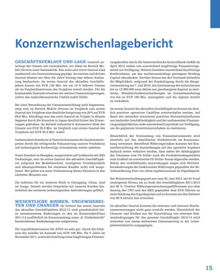 Geschäftsverlauf und Lage Generell un-
terliegt der Umsatz mit Leiterplatten, vor allem im Bereich Mo-
bile Devices einer Saisonalität. Das erste und vierte Quartal sind
tendenziell von Unterauslastung geprägt. Im zweiten und dritten
Quartal können wir über die Jahre hinweg eine höhere Auslas-
tung beobachten. Im ersten Quartal des aktuellen Geschäfts-
jahres konnte mit EUR 126 Mio. ein um 14 % höherer Umsatz
als im Vergleichszeitraum des Vorjahres erzielt werden. Für die
kommenden Quartale erwarten wir weitere Umsatzsteigerungen,
sofern das makroökonomische Umfeld stabil bleibt.
Bei einer Betrachtung der Umsatzentwicklung nach Segmenten,
zeigt sich im Bereich Mobile Devices im Vergleich zum ersten
Quartal des Vorjahres eine deutliche Steigerung von 28 % auf EUR
69,8 Mio. Allerdings war das erste Quartal im Vorjahr in diesem
Segment durch die Situation in Japan deutlich hinter den Erwar-
tungen geblieben. Im Bereich Industrial & Automotive blieb der
Umsatz von EUR 55,9 Mio. im Vergleich zum ersten Quartal des
Vorjahres mit EUR 55,5 Mio. stabil.
InsbesondereStandorteinÖsterreichkonntendieQuadratmeter-
preise durch die erfolgreiche Fokussierung unserer Produktion
auf technologisch hochwertige Leiterplatten weiter anheben.
Unser Standort in Shanghai, ausgerichtet auf Großserien mit HDI
Technologie, war im ersten Quartal des aktuellen Geschäftsjah-
res aufgrund der Modellwechsel, verzögerter Produktanläufe
und Absatzproblemen bei einzelnen Kunden nicht voll ausge-
lastet. Wir gehen von einer Verbesserung dieser Situation in den
nächsten Monaten aus.
Die Arbeiten für ein weiteres Werk in Chongqing, China, sind
im Gange. Derzeit werden Gespräche mit unseren Kunden hin-
sichtlich der weiteren technologischen Anforderungen geführt.
Wesentliche Risiken, Ungewisshei-
ten und Chancen Im Verlauf des ersten Quartals
des aktuellen Geschäftsjahres 2012/13 sind grundsätzlich kei-
ne nennenswerten Änderungen zu den im Konzernabschluss
2011/12 ausführlich im Konzernanhang unter „II. Risikobericht“
beschriebenen Risikokategorien aufgetreten.
Die Liquiditätssituation der AT&S ist sehr gut. Durch die Emis-
sion der Anleihe im Ausmaß von EUR 100 Mio. für 5 Jahre im
November2011,sowiedieZuteilungeineslangfristigenFinanzie-
rungskredits durch die Oesterreichische Kontrollbank (OeKB) im
April 2012 stehen uns ausreichend langfristige Finanzierungs-
mittel zur Verfügung. Weiters bestehen ausreichend kurzfristige
Kreditrahmen, um das wachstumsbedingt gestiegene Working
Capital abzudecken. Darüber hinaus hat der Vorstand weiterhin
die Möglichkeit, aufgrund der Ermächtigung durch die Haupt-
versammlung am 7. Juli 2010, mit Zustimmung des Aufsichtsrats
bis zu 12.950.000 neue Aktien aus genehmigtem Kapital zu emit-
tieren, Wandelschuldverschreibungen im Gesamtnennbetrag
von bis zu EUR 100 Mio. auszugeben und die eigenen Anteile
zu veräußern.
Im ersten Quartal des aktuellen Geschäftsjahres konnte ein deut-
lich positiver operativer Cashflow erwirtschaftet werden. Auf
Basis des weiterhin erwarteten positiven Nettomittelzuflusses
aus laufender Geschäftstätigkeit und der umfassenden Finanzie-
rungsmöglichkeiten steht ausreichend Liquidität zur Verfügung,
um die geplanten Investitionsvorhaben zu realisieren.
Hinsichtlich der Verwendung von Finanzinstrumenten wird
ebenfalls auf den detaillierten Risikobericht im Konzernan-
hang verwiesen. Betreffend Währungsrisiken konnten bei Kon-
zernbetrachtung die Auswirkungen auf das operative Ergebnis
dadurch weiter reduziert werden, dass neben der Abhängigkeit
des Umsatzes vom US-Dollar auch die Produktionskapazitäten
zum Großteil im erweiterten US-Dollar-Raum abgerufen werden.
Neben den verbleibenden Auswirkungen zeigen sich Wechsel-
kursänderungen der funktionalen Währungen gegenüber der Be-
richtswährung Euro vor allem ergebnisneutral im Eigenkapital.
Der Nettoverschuldungsgrad war zum 30. Juni 2012 mit 81 % auf
niedrigerem Niveau als zu Ende des Geschäftsjahres 2011/2012
mit 86 %. Positive Währungsumrechnungsdifferenzen aus dem
Anstieg des CNY und des HKD gegenüber dem EUR führten zu
einerStärkungdesEigenkapitalsundsokonntenwirdenZielwert
von 80 % bereits fast erreichen.
Im aktuellen Quartal konnten die externen und internen Wachs-
tumserwartungen nicht ganz erreicht werden. Hinsichtlich der
Chancen und Risiken aus der Entwicklung von externen Rah-
menbedingungen für das gesamte Geschäftsjahr 2012/13 wird
weiterhin von einem weltweiten Umsatzanstieg in der Leiter-
plattenindustrie ausgegangen.
15
Konzernzwischenlagebericht	
 