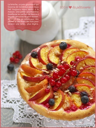 La brioche, ce pain gourmand qui
traverse de nombreux pays, nous
fait toujours nous sentir à la
maison. Une petite gourmandise
moelleuse au parfum de beurre à
laquelle personne ne peut résister.
Et l'été ? Elle se colore avec des
pêches et des fruits des bois pour
devenir une tarte... plus légère.
 