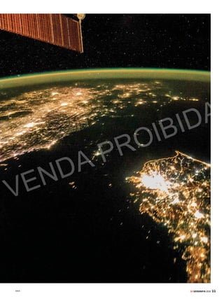 10 GE GEOGRAFIA 2018
CARTOGRAFIA
1 CONTEÚDO DESTE CAPÍTULO
 Os elementos cartográficos ..........................................................................12
 Coordenadas geográficas..............................................................................14
 Fusos horários ..................................................................................................16
 Tipos de mapas.................................................................................................18
 Projeções cartográficas..................................................................................20
 Como cai na prova + Resumo.......................................................................22
A
imagem que ilustra a página ao lado, da
península coreana iluminada durante
a noite, foi captada por astronautas da
Estação Espacial Internacional (ISS) há três
anos e revela um cenário intrigante: enquanto os
territórios da Coreia do Sul e da China cintilam
com o clarão gerado pela iluminação das cidades
desses países, a Coreia do Norte encontra-se
quase totalmente na escuridão. A exceção é
a capital, Pyongyang, facilmente identificada
como um ponto iluminado no meio do breu.
Para além da simples curiosidade, a análise
da intensidade da iluminação em imagens no-
turnas do nosso planeta revela indiretamente
o grau de desenvolvimento econômico daquela
região. Por essa lógica, quanto mais claro é um
certo lugar, mais rico ele é, já que a luz é uma
necessidade humana básica, e as pessoas ten-
dem a usá-la mais na medida em que são mais
ricas. Consequentemente, a escuridão indica
os lugares menos desenvolvidos.
Por isso, fotografias noturnas do planeta feitas
do espaço têm sido cada vez mais utilizadas por
economistas como uma ferramenta importante
para estimar o grau de riqueza e de pobreza
de regiões do globo – principalmente aquelas
carentes de dados econômicos mais acurados,
como muitos países da África Subsaariana. Des-
sa forma, é possível identificar os bolsões de
pobreza com maior precisão e encaminhar as
ações públicas necessárias.
Mas não se pode tomar esse dado isoladamen-
te. A simples observação da imagem noturna
pode levar a imprecisões, já que um bairro pobre,
mas com alta densidade populacional, pode
ter o mesmo nível de luminosidade de uma
vizinhança rica, mas esparsamente povoada.
Por isso, um estudo divulgado por pesquisado-
res da Universidade de Stanford, nos Estados
Unidos, sugere a combinação da análise das
imagens noturnas com fotos diurnas de alta
resolução – ao verificar também o local durante
o dia, mostrando quão urbanizado é o lugar, a
metodologia tende a ser mais precisa.
Essesestudossãoumbomexemplodecomoa
cartografia nos fornece informações imprescin-
díveis para mostrar a
realidadedediferentes
localidades e fomen-
tar o estabelecimento
de políticas públicas.
Neste capítulo, você
ficará ainda mais por
dentrodalinguageme
dopoderdosmapasno
estudo da Geografia.
Fotos noturnas feitas do espaço são uma nova ferramenta
para medir níveis de desenvolvimento no planeta e
identificar as regiões mais carentes
Imagens de satélite
contra a pobreza
UM PAÍS NO BREU
Imagem mostra detalhe
da Ásia: a área iluminada
à direita é a Coreia do Sul
e no alto à esquerda está
a China. A mancha escura
com um ponto iluminado
no meio é a Coreia do Norte
VENDA PROIBIDA
 