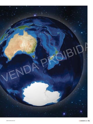 24 GE GEOGRAFIA 2018
LITOSFERA
2 CONTEÚDO DESTE CAPÍTULO
 Composição e estrutura geológica.............................................................26
 Tipos de relevo..................................................................................................28
 Placas tectônicas .............................................................................................30
 Relevo em movimento....................................................................................32
 Relevo do Brasil................................................................................................36
 Recursos minerais...........................................................................................38
 Características dos solos...............................................................................40
 Deslizamento de terra e inundações........................................................42
 Contaminação dos solos................................................................................44
 Como cai na prova + Resumo.......................................................................46
maioremrelaçãoaoentornoedetémumacrosta
mais espessa que a do leito oceânico – quatro
característicascomunsaoscontinentesvalidados.
Embora seja natural pensarmos que um con-
tinente deva estar inteiramente na superfície,
os pesquisadores argumentam que o fato de
Zelândia ter apenas 6% de suas terras emersas
não lhe tira o direito de ser vista como tal. “É o
menor e mais fino continente já encontrado, e o
fatodeestartãosubmerso,masnãofragmentado,
o torna útil para explorar a coesão e desintegra-
ção da crosta continental”, aponta Mortimer.
Como não existe um organismo internacional
que reconheça formalmente os continentes, a
Zelândia só irá fazer parte da lista se a comuni-
dade científica aceitar os argumentos dos pes-
quisadores neozelandeses e passar a citá-la em
seus trabalhos. Dessa forma, o novo continente
quase inteiramente
submerso do Pacífico
passariaaserensinado
nas aulas de Geogra-
fia. Enquanto isso não
acontece, você apren-
denocapítuloaseguir
todos os tradicionais
fenômenos do relevo
e de sua formação.
O NOVO CONTINENTE
Representação da Terra
mostra a Zelândia, em volta
do tracejado em vermelho:
apenas a Nova Zelândia,
ao sul, e a pequena ilha da
Nova Caledônia, ao norte,
estão acima do nível do mar
U
m artigo publicado em fevereiro de
2017 na revista científica da Geological
Society of America (GSA) propõe uma
mudança significativa nos livros de Geografia.
Segundo o estudo liderado pelo geólogo neoze-
landês Nick Mortimer, o mundo teria um novo
continente: a Zelândia. O território possui 4,9
milhões de quilômetros quadrados (cerca de
60% da área do Brasil) e localiza-se no sudo-
este do Oceano Pacífico, ao lado da Austrália.
Detalhe: 94% de suas terras são submersas, e
as únicas porções acima do nível do mar são as
ilhas de Nova Zelândia e Nova Caledônia, dis-
tantes cerca de 2.400 quilômetros uma da outra.
AformaçãodaZelândiaestariarelacionadaao
mesmo fenômeno que deu origem aos demais
continentes: a deriva continental. A Pangeia,
a grande e única extensão de terra que existia
há 225 milhões de anos, foi se fragmentando
gradativamente até dar forma aos continentes
que conhecemos atualmente.
A Zelândia se descolou da Austrália e da An-
tárticaesubmergiu,masaindaassimpoderiaser
considerada um continente. É o que defende o
estudo de Mortimer, com base em critérios geo-
lógicos.Dadoscoletadosporsatélitemostramque
a Zelândia tem uma área bem definida, é dotada
de uma geologia distinta, possui uma elevação
Território localizado no sudoeste do
Oceano Pacífico tem apenas 6% de sua
área acima do nível do mar
Zelândia,
o continente
submerso
CONTEÚDO DESTE CAPÍTULO
 Composição e estrutura geológica.............................................................26
 Tipos de relevo..................................................................................................28
 Placas tectônicas .............................................................................................30
 Relevo em movimento....................................................................................32
 Relevo do Brasil................................................................................................36
 Recursos minerais...........................................................................................38
 Características dos solos...............................................................................40
 Deslizamento de terra e inundações........................................................42
 Contaminação dos solos................................................................................44
 Como cai na prova + Resumo.......................................................................46
APONTE O CELULAR PARA AS
PÁGINAS E VEJA VÍDEO SOBRE
A FORMAÇÃO DA ZELÂNDIA
(MAIS INFORMAÇÕES NA PÁG. 7)
VENDA PROIBIDA
 