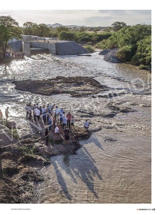 48 GE GEOGRAFIA 2018
HIDROSFERA
3 CONTEÚDO DESTE CAPÍTULO
 A distribuição de água no planeta.............................................................50
 Água salgada .....................................................................................................52
 Água doce............................................................................................................56
 Tsunami ..............................................................................................................58
 Bacias hidrográficas do Brasil.....................................................................60
 Escassez hídrica no mundo..........................................................................62
 Escassez hídrica no Brasil ............................................................................64
 Poluição hídrica ...............................................................................................66
 Como cai na prova + Resumo.......................................................................68
O
snordestinosestãoenfrentandomaisuma
rigorosa seca. Embora estiagens severas
costumem castigar a região de tempos
em tempos, desta vez a situação é mais grave:
o Nordeste não via uma seca tão intensa para
um período consecutivo como este desde 1910.
A área mais afetada é o semiárido, região que
abriga 23 milhões de pessoas. Com a ausência de
chuvas, os grandes reservatórios da região estão
secando. No início de 2017, eles operavam com
somente 16% da capacidade. Segundo a Agência
Nacional de Águas (ANA), dos 533 reservatórios
monitorados pelo órgão na região, 142 estavam
vazios. A situação é mais crítica no Ceará, onde
os açudes estavam com 7% de sua capacidade
em janeiro deste ano.
A estiagem pode levar o fornecimento de água
nas áreas urbanas ao colapso, provocando sérios
transtornos à população. Em vários municípios
de pequeno porte, o abastecimento já está sendo
feito com caminhões-pipa. Nas regiões rurais,
o problema é outro. Agricultores perdem suas
plantações e veem o gado morrer. Em Pernam-
buco, o rebanho bovino, composto em 2011 por
2,5 milhões de cabeças, teve uma baixa de 554
mil animais no ano passado.
A boa notícia é que em março foi inaugurado
o primeiro trecho do projeto de transposição do
Rio São Francisco, que prevê o deslocamento
de parte das águas desse manancial por canais
artificiais para reservatórios situados no se-
miárido nordestino. Apontada desde o tempo
do Império como uma solução para a seca no
Nordeste, a transposição começou a sair do
papel em 2007, consumindo investimentos da
ordem de 9,6 bilhões de reais.
O projeto se estende por 477 quilômetros
e é dividido em dois eixos. O leste é o trecho
recém-inaugurado. Com 217 quilômetros, ele
beneficiará 4,5 milhões de pessoas em 168 loca-
lidades da Paraíba e de Pernambuco. Já o eixo
norte, com 260 quilômetros, tem inauguração
prevista ainda para 2017 e atenderá 222 muni-
cípios e 7,5 milhões de pessoas no Ceará e Rio
Grande do Norte.
Nas páginas seguintes, você vai saber mais
sobre a hidrosfera e a
importância estraté-
gica da água, além de
entender como a crise
hídrica é um fenôme-
no que preocupa não
apenas a população do
Nordeste, mas tam-
bém de outras regiões
do Brasil e do mundo.
Em meio à maior estiagem dos últimos 100 anos no
Nordeste, a inauguração de um trecho da transposição do
Rio São Francisco pode amenizar os efeitos da seca
Uma esperança
na aridez do sertão
ÁGUAS DE MARÇO
Inauguração do eixo leste
da transposição do Rio
São Francisco, em março
de 2016: projeto poderá
beneficiar 12 milhões de
pessoas no semiárido
nordestino
VENDA PROIBIDA
 