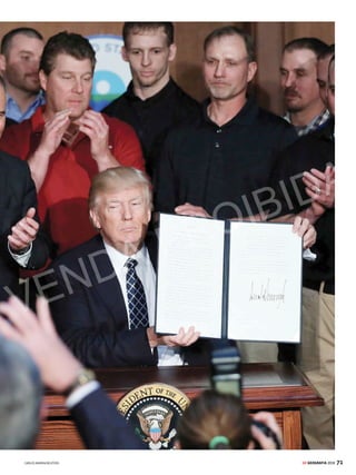 70 GE GEOGRAFIA 2018
ATMOSFERA
4 CONTEÚDO DESTE CAPÍTULO
 Camadas da atmosfera..................................................................................72
 Meteorologia .....................................................................................................73
 El Niño e La Niña .............................................................................................76
 Ciclone.................................................................................................................77
 Climas do mundo.............................................................................................78
 Climas do Brasil................................................................................................80
 Poluição do ar ...................................................................................................82
 Aquecimento global ........................................................................................84
 Os efeitos das mudanças climáticas.........................................................86
 Energias renováveis .......................................................................................88
 Protocolo de Kyoto e Acordo de Paris .......................................................90
 Como cai na prova + Resumo.......................................................................92
“O
conceito de aquecimento global
foi criado pelos chineses e para os
chineses com o objetivo de tornar
a indústria dos Estados Unidos não competi-
tiva.” A afirmação foi postada no Twitter em
novembro de 2012 pelo magnata Donald Trump,
o homem que, quatro anos depois, seria eleito
presidente dos Estados Unidos (EUA). Con-
siderado um cético das mudanças climáticas,
Trump faz parte de um grupo de indivíduos que
não acredita que a elevação da temperatura do
planeta seja fruto da ação humana.
De acordo com o novo presidente, as ações de
contençãoaoaquecimentoglobalsãoumobstácu-
loparaodesenvolvimentodaeconomiadosEUA.
Porisso,nãocausousurpresaadecisãodeTrump
derevisaroPlanodeEnergiaLimpa,emmarçode
2017.Lançadopeloseuantecessor,BarackObama,
oplanorestringiaousodecombustíveisfósseisnas
usinas termelétricas dos EUA e era considerado
o principal legado ambiental do ex-presidente.
Com o decreto assinado por Trump, as usinas
podem voltar a utilizar carvão, petróleo e gás
sem restrições. Além disso, o presidente dos
EUA revogou a moratória sobre a mineração e
a construção de novas usinas de carvão. Essas
decisões tendem a impulsionar ainda mais a
emissão de gases do efeito estufa pelos EUA.
Outra preocupação dos ambientalistas diz
respeito à promessa de Trump de retirar os
EUA do Acordo de Paris, o pacto contra o aque-
cimento global firmado por 195 países em 2015.
O objetivo do acordo é limitar o aumento da
temperatura no final deste século. Para isso, os
países signatários se comprometeram a adotar
medidas para reduzir a emissão de gases de
efeito estufa, a principal causa da elevação da
temperatura. O compromisso, no entanto, é
voluntário e cada país define sua meta.
Aparticipaçãonorte-americananoAcordode
Parisévitalparaqueopactotenhaêxito.Primeiro,
porque os EUA são um dos maiores poluidores
globais.Alémdisso,oacordoprevêqueospaíses
ricos garantam um financiamento anual de 100
bilhõesdedólaresparaasnaçõesmaisvulneráveis
investirememenergiaslimpas–eacontribuição
dos EUA é essencial.
Nestecapítulo,apro-
fundamos a discussão
acerca dos efeitos da
ação humana sobre o
aquecimento global e
discutimos outros as-
suntos referentes ao
climaeàmeteorologia
do Brasil e do mundo.
Ao assumir a presidência dos Estados Unidos, Donald
Trump impulsiona o uso de combustíveis fósseis nas usinas
termelétricas e ameaça abandonar o Acordo de Paris
Um cético do
clima no poder
EFEITO TRUMP
O presidente dos EUA,
Donald Trump, apresenta
o decreto que elimina
as restrições ao uso de
combustíveis fósseis pelas
usinas norte-americanas,
em março de 2017
VENDA PROIBIDA
 