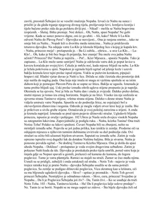 završi, preostali Šebojasi će se veseliti mučenju Nopaha. Izvući će Naštu na sunce i
prisiliti je da gleda trganje njegovog divnog tijela, prolijevanje krvi, lomljavu kostiju i
tijelo bačeno preko zida da ga požderu divlji psi. - Nikad! - molila se Našta bogovima
izopćenih. - Slušaj. Bitka prestaje. Noć dolazi... Oh, Našta, spasi Nopaha! Ne gubi
vrijeme. Kada se sunce ponovo digne, oni će ga ubiti. - Ali, kako? Može li La-Klo
odvesti Naštu do Plavog Pera? - Djevojka se nesvijesti... Ona je ranjena smrtno... tako ne
smije biti za Naštu... Nopah leži u dvorištu medu ratnicima... Našta je pridržavala
teturavu djevojku. Na odsjaju vatre La-Klo je klonula blijedog lica s kojeg je kapala krv.
- Našta, princezo moja! - prošapurala je. - Ba-Li zabila... oštricu... u srce La-Klo... - La-
Klo!... Oh, kako je biti bez boga ili prijatelja, bez znanja! Šta može ova jadna Našta
učiniti? Princeza? Ha! Našta je najniža... - Pst!... Kćer Mjeseca... spasiće Nopaha. Tako je
zapisano... La-Klo može samo umrijeti! Našta je održavala vatru dok je poput lavice u
kavezu koračala po svojoj kivi. Čekala je mrklu noć, kada mjesec blijedi na nebu. La-Klo
je ležala pokrivena u sjeni. Napokon je ogrnula bijeli ogrtač od jelenje kože i uzevši
baklju krenula kroz tajni prolaz ispod stijena. Vukla se puževim korakom, pipajući
hrapavi zid. Hladni vjetar duvao je Našti u lice. Držala se zida i kretala oko prostorije dok
nije naišla do naglog pada. Ona koja nije imala ni snagu ni vještinu spuštala se sa istim
duhom koji je pomogao Plavom Peru da se uspne uz liticu. Baklja se ugasila. Iznenada je
tamu probio blijedi sjaj. Uski prolaz između oštrih uglova stijene propustio ju je napolje.
Okrenula se ka sjeveru. Noć je bila za Naštu dan i znala je zvijezde. Daleko preko doline,
mutni mjesec je tonuo iza crnog horizonta. Stajala je na litici. Visoko iza nje uzdizala se
sjeverna strana Taninove stijene, vrletna strana stijena. Daleko s desne strane Našta je
vidjela umiruće vatre Nopaha. Spustila se do podnožja litice, ne osjećajući bol u
okrvavljenim dlanovima i nogama. Odozdo je mogla vidjeti otvor kroz koji je izašla. Bio
je prikriven u sivilu grube stijene. Označavala je svoj položaj zarezima u stijeni. A onda
je krenula naprijed. Iznenada se pred njom pojavio džinovski stražar. Ugledavši blijedu
princezu, ispustio je oružje i pobjegao. 102 Ubrzo je Nasla srela dvojicu visokih Nopaha
sa zategnutim lukovima. Zapovjednički je podigla ruku. - Našta, kćerka Tanina! Ona traži
Notisa Toha! Polako su lukovi spušteni. Čuvari Nopaha bili su zbunjeni, nešto su
mrmljali između sebe. Pojavila se još jedna prilika, kao iznikla iz zemlje. Prodorne oči sa
odsjajem mjeseca u njihovim tamnim dubinama izvirivale su duž podnožja zida. Ovi
stražari su očito bili užasnuti bijelom utvarom. Šaputati su između sebe. Zatim je voda
oprezno ispružio svoj dugački luk da dotakne Naštinu haljinu. Bila je stvarna. Našta je
ponosno povukla ogrtač. - Ne dodiruj Taninovu Kćerku Mjeseca. Ona je došla da spasi
uhodu Nopaha. - Dokleas! - prošaputao je voda svojim drugovima uzbuđeno. Zatim je
pokazao Našti kuda da ide. Djevojka je preskakala preko tijela umrlih, pored vatre koja je
tinjala gdje su Nopasi spavali u gomili, prelazeći od kamena do kamena, do logora
poglavice. Tamo je vatra plamtjela. Ratnici su stajali na straži. Žamor se čuo među njima.
Usnuli su se pridigli, zabuljili i onda ustuknuli od straha. - Notis Toh - najavio je voda
trojice ratnika koji je pratio Naštu - djevojka Šebojaha usudila se da sama potraži
poglavicu. Sa zemlje se podigao džinovski poglavica, Vica okrutnog kao u lešinara, oči
su mu bljesnule ugledavši djevojku. - Skvo? - upitao je promuklo. - Notis Toh govori
princezi Šebojaha. Nestrpljivo je odmahnuo rukom. - Skvo, cura, princeza! Svejedno je
Nopahu... Da li je Poglavica Šebojaha još živ? - Da, Tanin živi. - Ko se usuđuje da traži
Notis Toha. 103 - Našta, Taninova kćerka. - Ha! Da li poglavica šalje uslove predaje? -
Ne. Tanin će se boriti. Nopahi se ne mogu uspeti uz zidove. - Šta bijele djevojka želi od
 