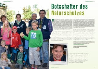 Michael Kauer, Projektleiter Naturschutzbotschafter
Solche und ähnliche Erlebnisse bei der Arbeit am Infomobil machen
Hoffnung, dass sich der Gedanke des Arten- und Naturschutzes
bei den Zoobesuchern nachhaltig etabliert. Die Kombination aus
dem Standort Zoo und der ZGF, die sich weltweit für den Schutz
der Biodiversität einsetzt, ist eine ideale Basis dafür. Jedes der sieben
Infomobile trägt eine Kernbotschaft mit sich. Hier geben wir den Be-
suchern Anreize und mögliche Lösungsvorschläge mit auf den Weg,
wie das Thema Artenschutz zu einem festen Bestandteil im privaten
und beruflichen Alltag werden kann.
Seit 2006 arbeiten wir rund 3.000 Stunden pro Jahr ehrenamtlich als
Naturschutzbotschafter im Zoo oder auch an exponierten Plätzen in
und um Frankfurt, in Schulen, in Museen und bei Veranstaltungen.
Wir betreuen einen Fotokurs für Kinder, der einmal im Jahr während
der Woche der biologischen Vielfalt stattfindet oder geben Kindern
die Möglichkeit, an einem Lagerfeuerabend im Zoo teilzunehmen.
Unser Projekt „Bildungssafari Zoo“ ist ein Gemeinschaftsprojekt der
Zoologischen Gesellschaft Frankfurt und des Zoos Frankfurt und
wird finanziell gefördert durch die Allianz Umweltstiftung und die
Stiftung Flughafen Rhein-Main für die Region.
Besuchen Sie uns an den zebragestreiften Infomobilen, gehen Sie mit
uns auf die Reise zu den Lebensräumen weltweit und erleben Sie das
Abenteuer Artenvielfalt – hier im Frankfurter Zoo.
Ú www.naturschutz-botschafter.de
Christine Feser ist Naturschutzbotschafterin
der ersten Stunde.
Die 35 ehrenamtlichen Naturschutzbotschafter zu koordinieren,
ihre Einsätze im Zoo zu planen, sie aus- und fortzubilden, das
ist die Aufgabe von Projektleiter Michael Kauer. Er ist es auch,
der die Handysammelaktion betreut: Althandys, die bei uns
abgegeben werden, werden recycelt und pro Handy gehen bis
zu 1,20 Euro in das Gorilla-Projekt der ZGF im Kongo.
Michael Kauer zur Seite steht ein Bundesfreiwilliger (Bufdi),
der bei sämtlichen Aufgaben tatkräftig mit anpackt.
Noch bis Ende Juni ist das Laurenz Lixenfeld.
N
eugierig nähert sich eine kleine Zoobesucherin unserem
Infomobil vor dem Gehege der Goldgelben Löwenäffchen
im Grzimekhaus des Frankfurter Zoos. Erstaunt erfährt
die kleine Besucherin von uns, dass eine Löwenäffchen-Familie
einen Lebensraum benötigt, der fünfmal so groß ist wie der Zoo
Frankfurt. Die Bedrohung des Lebensraums durch Viehzüch-
ter und den zunehmenden Straßenbau hat zur Folge, dass nur
noch vereinzelte Waldinseln übrig sind. Das Mädchen schaut
fragend auf das Luftbild. „Aber wie können sich die Familien
denn jetzt noch besuchen?“ Mittlerweile sind auch die Eltern
am Infomobil eingetroffen und hören interessiert zu.
Von der brasilianischen Organisation AMLD (Associação
Mico Leão Dourado) wurde mithilfe der ZGF eine Basis für die
Goldgelben Löwenäffchen geschaffen, mit dem Ziel, dass sich die
Population bis 2025 auf mindestens 2.000 Individuen erholt und ein
ausreichend großer Lebensraum (ca. 25.000 Hektar) etabliert wird.
Das Mädchen lächelt und deutet auf ein Foto aus Rio de Janeiro, das
eine Telefonzelle in Form eines Goldgelben Löwenäffchens zeigt. Nun
möchte auch die Mutter wissen, wie man hier in Deutschland aktiv
zum Schutz dieser Art beitragen kann.
Naturschutzes
Botschafter des
die k
eine
Fr
te
n
f
V
M
Gold
Popula
ausreic
Das Mä
eine Tel
möchte
zum Sch
Einsatz am Weltnashorntag: die ehrenamtlichen Naturschutzbotschafter
31ZGF GORILLA | AUSGABE 2/201430 ZGF GORILLA | AUSGABE 2/2014
SCHWERPUNKTTHEMA | DIE ZGF SCHWERPUNKTTHEMA | DIE ZGF
 