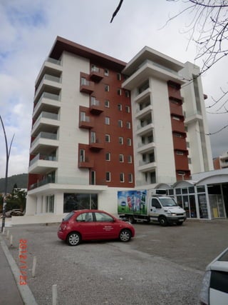 Budva, Montenegro. Zgrada na bulevaru 1