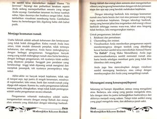 itu sambil terus menzikirkarr Asmaul l{usna,,ya 
Jawwad." Sayangi dan perhatikan tanakam seperti 
Anda sedang memeperhatikan sesuatu yang sangat 
Anda sayangi. Gambarkan tanaman itu benar tumbuh 
subur, hijau daunnya dan buahnya sangat lebat. Anda 
tambahkan visualisasi membuang hama. Gambarkan 
hama itu berterbangan lalu digulung habis oleh kabut 
putih. 
Menjaga keamanan rumah 
usaha lahiriah adalah sebuah keharusan dan keniscayaan 
yang tidak boleh ditinggalkan. Kalau rumah Anda mau 
aman/ tidak mudah dimasuki penjahat, tidak tertimpa 
kebakaran, dan sebagainya, Anda harus melengkapinya 
dengan berbagai pengamanan. Sungguhpun banyak 
orang yang sudah melengkapi rumah atau harta bendanya 
dengan berbagai pengamanan, toh nyatanya tidak sedikit 
yang disatroni penjahat. Sungguh pun peralatan yang 
berteknologi tinggi telah dipasang untuk mengintai dan 
menjebak perampok, toh nyatanya perampoknya tetap 
nekat. 
Akhir-akhir ini banyak terjadi kejahatan, tidak saja 
di tempat sepi, tapi justru di tengah keramaian, misalnya 
di supermarket, toko emas, bank dan rumah-rumah yang 
dijaga oleh satpam. Karena itu, usaha pengamanan lahiriah 
memang perlu ditingkatkan, tetapi tidak katah pentingnya 
adalah usaha pengamanan secara rohaniah. 
Pengamanan rohaniah maksudnya adalah usaha 
mengamankan sesuatu dengan energi Ilahiah dan energi 
alam semesta yang dilakukan dengan teknorogi bashirah. 
Iirrcrgi ilahiah dan energi alam semesta akan mengantarkan 
v i bra si yang langsung bersentuhan dengan roh dan Perasaan 
siapa dan apa saja yang hendak melakukan kejahatan' 
Dengan teknologi bashiratu kita menjaga keamaman 
rumah atau harta benda dari niat atau perasaan orang yang 
ingin melakukan kejahatan. Dengan teknologi bashirah, 
orang yang berniat jahat bisa tergetarkan oleh energi vibrasi 
bashirah sehingga merasa wasa-was, takut atau bingung 
tidak ber day a, lalu mengurungkan niatnya. 
Untuk pengamanan, lakukan! 
1.. Relaksasi dan pernafasan. 
2. Channelling dan inisiasi. 
3. Visualisasikan Anda memberikan pengamanan seperti 
membentenginya dengan tembok yang dikelilingi 
kawat berduri sambil terus menzikirkan Asmaul Husna 
"Ya Hafrzh" (Yang Maka Memelihara). Anda juga 
memvisualisaikannya sambil memutari rumah atau 
harta benda sekaligus membuat garis yang tidak bisa 
ditembus oleh orang jahat. 
Anda juga bisa mencukupkan dengan visialisasi 
sambil memegang bendanya, atatr cukup dengan 
membayangkan diri Anda yang mengelilingi rumah. 
Menangani orang kesurupany'depresi 
Sekarang ini hampir dipastikan, semua orang mengalami 
stres. Bedanya, ada orang yang pandai mengelola stres, 
lalu dengan stres itu justru terbangkitkan bashirahnya dan 
akhirnya menjadi orang sukses. Tetapi tidak sedikit orang 
yang gagal mengelola stres, dan akibatnya jatuh sakit. 
Zinir< 
Mervrbnruqkirknr.r Kekunrnr.r BnshiRAh 'D-rr; ' d ,,6* ifir 
 