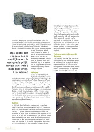 23
per m2
ten opzichte van een reguliere afdeklaag asfalt. De
besparing kan dan wel 47% zijn, maar gezien de lage energie-
prijs en de relatief hoge aanschafprijs van de reflectielaag komt
de terugverdientijd ruim boven de 20 jaar uit, zo blijkt uit
diverse exploitatieberekeningen. Het tweede argument waarom
het nog niet op grote schaal
wordt toegepast, is ontdekt bij
dag- en nachtluminantiemetingen
aan de A35 in 2011. Uit dit
onderzoek blijkt dat het contrast
tussen de belijning en het weg-
dek veel te laag is. Dit betekent
voor de weggebruiker een slech-
tere visuele geleiding, met alle
gevolgen van dien.
Uitdaging
Tijdens het ontwikkeltraject
blijkt dat hoe lichter het wegdek
wordt, hoe moeilijker een goede gelijkmatige verlichting in de
lengterichting van de rijbaan kan worden behaald. Deze gelijk-
matigheid wordt hoofdzakelijk bepaald door de glansfactor van
het wegdek. Deze ontstaat door vlakker worden van het asfalt,
door het polijsten en schuren van autobanden op het wegdek.
Daarnaast spelen de materiaaleigenschappen van de materialen
die zijn verwerkt in de toplaag een rol. Het optimum is nog
niet bereikt en zal de komende jaren zeker een uitdaging blij-
ven. Dit houdt in dat de armaturen dichter op elkaar komen te
staan dan vier keer de lichtpunthoogte om te kunnen voldoen
aan de langsgelijkmatigheidseis.
Tunnels
In 2012 zijn door De Kruijter drie tunnels in Luxemburg
onderzocht op hun besparing na aanleg van beter reflecterend
asfalt. Dit zijn de Mondorf- , Frisange- en Markusbiergtunnel
van de A13. Bij een tunnelverlichtingsinstallatie is het van
belang dat de eerste 100 m zo goed verlicht is, dat objecten en
verkeer in dit deel, ook bij een zomerdag, van buiten de tunnel
goed zichtbaar zijn. Dit houdt in dat de verlichtingsinstallatie
vaak bestaat uit 400 W-armaturen die de eerste 100 m om de
meter zijn opgesteld en vervolgens afgebouwd in lichtniveau
na 8 seconden reistijd tot een afstand van rond de 5 à 10 m,
afhankelijk van het type. Ingangsverlich-
ting bestaat gemiddeld uit 300 armaturen.
Een besparing van ruim 50% op materi-
aal levert dan algauw een behoorlijke
financiële besparing op in energie, onder-
houd, maar zeker ook in de aanlegkosten.
Dit is dan ook de conclusie van het
onderzoek uit 2012. Doordat de wegdek-
reflectie van zeer groot belang is voor de
helderheid van het wegdek is het toepas-
sen van een beter reflecterende deklaag,
in deze toepassing, binnen 5 jaar terug-
verdiend.
Toekomst voor reflecterende
deklagen
Met de komst van de ROVL 2011 en de
aanvullende eis voor gezichtsherkenning
en herkenning van de omgeving wordt
het meenemen van de reflectie van de
ondergrond in woonstraten steeds interes-
santer. De reden dat deze eis is gesteld,
heeft te maken met de komst van OVL
Des lichter het
wegdek, des te
moeilijker wordt
een goede gelijk-
matige verlichting
in de lengterich-
ting behaald
[inst]ALLICHT_1-2015(rev0).indd 23 14-01-15 23:05
 