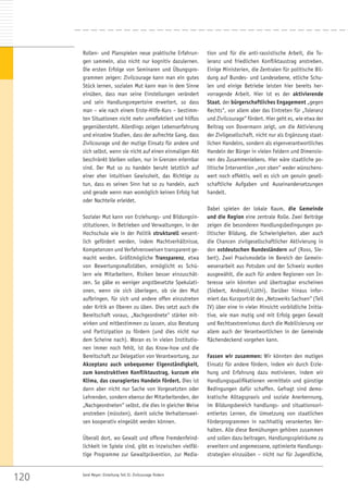 120 Gerd Meyer: Einleitung Teil II: Zivilcourage fördern
Rollen- und Planspielen neue praktische Erfahrun-
gen sammeln, also nicht nur kognitiv dazulernen.
Die ersten Erfolge von Seminaren und Übungspro-
grammen zeigen: Zivilcourage kann man ein gutes
Stück lernen, sozialen Mut kann man in dem Sinne
einüben, dass man seine Einstellungen verändert
und sein Handlungsrepertoire erweitert, so dass
man – wie nach einem Erste-Hilfe-Kurs – bestimm-
ten Situationen nicht mehr unreflektiert und hilflos
gegenübersteht. Allerdings zeigen Lebenserfahrung
und einzelne Studien, dass der aufrechte Gang, dass
Zivilcourage und der mutige Einsatz für andere und
sich selbst, wenn sie nicht auf einen einmaligen Akt
beschränkt bleiben sollen, nur in Grenzen erlernbar
sind. Der Mut so zu handeln beruht letztlich auf
einer eher intuitiven Gewissheit, das Richtige zu
tun, dass es seinen Sinn hat so zu handeln, auch
und gerade wenn man womöglich keinen Erfolg hat
oder Nachteile erleidet.
Sozialer Mut kann von Erziehungs- und Bildungsin-
stitutionen, in Betrieben und Verwaltungen, in der
Hochschule wie in der Politik strukturell wesent-
lich gefördert werden, indem Machtverhältnisse,
Kompetenzen und Verfahrensweisen transparent ge-
macht werden. Größtmögliche Transparenz, etwa
von Bewertungsmaßstäben, ermöglicht es Schü-
lern wie Mitarbeitern, Risiken besser einzuschät-
zen. So gäbe es weniger angstbesetzte Spekulati-
onen, wenn sie sich überlegen, ob sie den Mut
aufbringen, für sich und andere offen einzutreten
oder Kritik an Oberen zu üben. Dies setzt auch die
Bereitschaft voraus, „Nachgeordnete“ stärker mit-
wirken und mitbestimmen zu lassen, also Beratung
und Partizipation zu fördern (und dies nicht nur
dem Scheine nach). Woran es in vielen Institutio-
nen immer noch fehlt, ist das Know-how und die
Bereitschaft zur Delegation von Verantwortung, zur
Akzeptanz auch unbequemer Eigenständigkeit,
zum konstruktiven Konfliktaustrag, kurzum ein
Klima, das couragiertes Handeln fördert. Dies ist
dann aber nicht nur Sache von Vorgesetzten oder
Lehrenden, sondern ebenso der Mitarbeitenden, der
„Nachgeordneten“ selbst, die dies in gleicher Weise
anstreben (müssten), damit solche Verhaltenswei-
sen kooperativ eingeübt werden können.
Überall dort, wo Gewalt und offene Fremdenfeind-
lichkeit im Spiele sind, gibt es inzwischen vielfäl-
tige Programme zur Gewaltprävention, zur Media-
tion und für die anti-rassistische Arbeit, die To-
leranz und friedlichen Konfliktaustrag anstreben.
Einige Ministerien, die Zentralen für politische Bil-
dung auf Bundes- und Landesebene, etliche Schu-
len und einige Betriebe leisten hier bereits her-
vorragende Arbeit. Hier ist es der aktivierende
Staat, der bürgerschaftliches Engagement „gegen
Rechts“, vor allem aber das Eintreten für „Toleranz
und Zivilcourage“ fördert. Hier geht es, wie etwa der
Beitrag von Dovermann zeigt, um die Aktivierung
der Zivilgesellschaft, nicht nur als Ergänzung staat-
lichen Handelns, sondern als eigenverantwortliches
Handeln der Bürger in vielen Feldern und Dimensio-
nen des Zusammenlebens. Hier wäre staatliche po-
litische Intervention „von oben“ weder wünschens-
wert noch effektiv, weil es sich um genuin gesell-
schaftliche Aufgaben und Auseinandersetzungen
handelt.
Dabei spielen der lokale Raum, die Gemeinde
und die Region eine zentrale Rolle. Zwei Beiträge
zeigen die besonderen Handlungsbedingungen po-
litischer Bildung, die Schwierigkeiten, aber auch
die Chancen zivilgesellschaftlicher Aktivierung in
den ostdeutschen Bundesländern auf (Roos, Sie-
bert). Zwei Praxismodelle im Bereich der Gemein-
wesenarbeit aus Potsdam und der Schweiz wurden
ausgewählt, die auch für andere Regionen von In-
teresse sein könnten und übertragbar erscheinen
(Siebert, Andreoli/Lüthi). Darüber hinaus infor-
miert das Kurzporträt des „Netzwerks Sachsen“ (Teil
IV) über eine in vieler Hinsicht vorbildliche Initia-
tive, wie man mutig und mit Erfolg gegen Gewalt
und Rechtsextremismus durch die Mobilisierung vor
allem auch der Verantwortlichen in der Gemeinde
flächendeckend vorgehen kann.
Fassen wir zusammen: Wir könnten den mutigen
Einsatz für andere fördern, indem wir durch Erzie-
hung und Erfahrung dazu motivieren, indem wir
Handlungsqualifikationen vermitteln und günstige
Bedingungen dafür schaffen. Gefragt sind demo-
kratische Alltagspraxis und soziale Anerkennung,
im Bildungsbereich handlungs- und situationsori-
entiertes Lernen, die Umsetzung von staatlichen
Förderprogrammen in nachhaltig verankertes Ver-
halten. Alle diese Bemühungen gehören zusammen
und sollen dazu beitragen, Handlungsspielräume zu
erweitern und angemessene, optimierte Handlungs-
strategien einzuüben – nicht nur für Jugendliche,
 