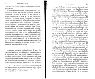 22 SOBRE LA VIOLENCIA 
habéis hecho! ¡Éste es el verdadero resultado de vues­tra 
política!». 
Hay un viejo chiste sobre el marido que vuelve a casa 
después del trabajo pero algo más pronto de lo habitual 
y encuentra a su mujer en la cama con otro hombre. La 
mujer, sorprendida, exclama: «¿Por qué vuelves tan 
pronto?». Y el marido replica, furioso: «¿Qué haces en 
la cama con otro hombre?». A lo que la mujer responde: 
«Yo he preguntado primero, no intentes escabullirte y 
cambiar de tema».4 Del mismo modo, respecto a la vio­lencia 
la tarea es precisamente cambiar de tema, despla­zarnos 
desde el SOS humanitario desesperado para aca­bar 
con la violencia hasta el análisis de otro SOS, el de la 
compleja interacción entre los tres modos de violencia: 
subjetiva, objetiva y simbólica. La lección es, pues, que 
debemos resistirnos a la fascinación de la violencia sub­jetiva, 
de la violencia ejercida por los agentes sociales, 
por los individuos malvados, por los aparatos represivos 
y las multitudes fanáticas: la violencia subjetiva es, sim­plemente, 
la más visible de las tres. 
Es preciso historiar a fondo la historia de la noción 
de violencia objetiva, que adoptó una nueva forma con 
el capitalismo. Marx describió la enloquecida y autoes-timulante 
circulación del capital, cuyo rumbo solipsista 
de partenogénesis alcanza su apogeo en las especulacio­nes 
metarreflexivas actuales acerca del futuro. Es dema­siado 
simplista afirmar que el espectro de este monstruo 
4. Cuando los palestinos responden a la exigencia israelí de 
que deberían detener sus ataques terroristas, con un «¿y qué hay 
de vuestra ocupación de Cisjordania?», ¿no responde Israel con 
una versión del «no me cambies de tema»? 
SOS VIOLENCIA 2 3 
jmtoengendrado que continúa su rumbo ignorando cual­quier 
respeto por lo humano o por el ambiente es una 
nbstracción ideológica, detrás de la cual hay personas 
rivales y objetos naturales en cuyas capacidades produc-livas 
y en cuyos recursos se basa la circulación del capi­tal 
y de los que se nutre como un gigantesco parásito. El 
problema es que esta «abstracción» no está sólo en la 
percepción errónea de nuestros «especuladores» finan­cieros, 
sino que es «real» en el preciso sentido de deter­minar 
la estructura de los procesos materiales sociales: 
el destino de un estrato completo de la población, o in­cluso 
de países enteros, puede ser determinado por la 
danza especulativa «solipsista» del capital, que persi­gue 
su meta del beneficio con total indiferencia sobre 
cómo afectará dicho movimiento a la realidad social. 
Así que la clave de Marx no es principalmente reducir 
esta segunda dimensión a la primera, es decir, demos­trar 
que la enloquecida danza teológica de las mercan­cías 
surge de los antagonismos de la «vida real». El 
asunto es más bien que no se puede tomar la primera (la 
realidad social de la producción material e interacción so­cial) 
sin la segunda: es la danza metafísica autopropulsa­da 
del capital lo que hace funcionar el espectáculo, lo 
que proporciona la clave de los procesos y las catástro­fes 
de la vida real. Es ahí donde reside la violencia sisté­mica 
fundamental del capitalismo, mucho más extraña 
que cualquier violencia directa socioideológica preca­pitalista: 
esta violencia ya no es atribuible a los indivi­duos 
concretos y a sus «malvadas» intenciones, sino 
que es puramente «objetiva», sistémica, anónima. Aquí 
se halla la diferencia lacaniana entre la «realidad» y lo 
«real»: la «realidad» es la realidad social de las personas 
concretas implicadas en la interacción y en los procesos 
 