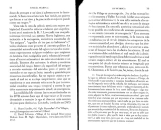 38 SOBRE LA VIOLENCIA 
deseo de proteger a tus hijos al adentrarse en lo desco­nocido. 
Si bien estas criaturas te han herido, no quieres 
que hieran a tus hijos, y la generación más joven puede 
correr ese riesgo».11 
Vista más de cerca la película revela una mayor am­bigüedad. 
Cuando los críticos señalaron que «la pelícu­la 
está en el territorio de H. P. Lovecraft: usa una pale­ta 
intensa e invernal para retratar Nueva Inglaterra, una 
incitación a la endogamia, menciones susurradas de 
“los antiguos”, “aquellos de los que no hablamos”»,12 
todos olvidaron tener presente el contexto político. La 
comunidad autosuficiente del siglo xix evoca los nume­rosos 
experimentos utópicos-socialistas que surgieron 
en América. Esto no significa que la referencia lovecraf-tiana 
al horror sobrenatural sea sólo una máscara o un 
señuelo. Tenemos dos universos: la abierta y moderna 
«sociedad del riesgo» frente a la seguridad del antiguo 
y cerrado «universo del sentido»; pero el precio del 
«sentido» es un espacio finito, cerrado y guardado por 
monstruos innombrables. En ese espacio utópico y ce­rrado 
el mal no se excluye simplemente, sino que se 
transforma en una amenaza mítica con la que la comu­nidad 
establece una tregua temporal y contra la que 
debe mantenerse en permanente estado de emergencia. 
La posibilidad de visionar las escenas eliminadas en 
los DVD actuales hace que el espectador se dé cuenta 
demasiado a menudo de que el director tenía razones 
de peso para eliminarlas. Con todo, la edición en DVD 
11. Shane Händler, «M. Night Shyamalan’s The Village», 
www.glidemaga2ine.com/articlesi2O.html. 
12. David Edelstein, «Village of thè darned: More pious 
Hokum from M. Night Shyamalan», www.siate.com/id/210 
4512. 
SOS VIOLENCIA 3 9 
« le / ’he Village es una excepción. Una de las escenas bo- 
11 .u las muestra a Walker haciendo doblar una campana 
|)*ira avisar del simulacro de una veloz retirada a los re- 
111/»ios subterráneos adonde han de ir en caso de ataque 
( le* las criaturas. Es como si la auténtica comunidad sólo 
liicse posible en condiciones de amenaza permanente, 
<‘μ un estado constante de emergencia.13 Esta amenaza 
es orquestada, como se nos muestra, de la manera más 
••lotalitaria» por el círculo interior, los «mayores» de la 
misma comunidad, con el objeto de evitar que los jóve­nes 
no iniciados abandonen la aldea y se atrevan a atra­vesar 
el bosque hacia las ciudades decadentes. El mal 
en sí mismo debe redoblarse: el mal «real» de la desin-legración 
social tardocapitalista debe transferirse al mal 
nrcaico mágico-mítico de los «monstruos». El mal es 
una parte del círculo interior mismo: es imaginado por 
sus miembros. Parece que volvamos aquí, junto con G. 
K. Chesterton, a El hombre que fue jueves, donde la má- 
13. Uno de los reproches más estúpidos hechos a la pelícu­la 
(que no difieren mucho de los que se hicieron a Vértigo, de 
I fitchcock) es que arruina el suspense desvelando el secreto an­tes 
del segundo tercio de la película. Sin embargo, este mismo 
conocimiento hace del último tercio —más precisamente, el do­lorosamente 
lento avance de Ivy a través del bosque— algo mu­cho 
más interesante, pues nos enfrenta con un claro enigma (o, 
como alguien ha dicho, una inconsistencia narrativa): ¿por qué 
teme Ivy a las criaturas, por qué se presenta a las criaturas toda­vía 
como una amenaza mítica cuando sabe ya que éstas no exis­ten, 
que son un fraude? En otra escena eliminada, Ivy, tras oír 
el pavoroso (y como sabemos, generado artificialmente) sonido 
que anuncia la proximidad de las criaturas, llora con desespera­ción: 
«¡Es por amor por lo que estoy aquí, así que os pido que 
me dejéis cruzar!». ¿Por qué lo hace si sabe que no hay criatu­ras? 
Lo sabe muy bien, pero aun así... hay más realidad en los 
amenazantes espectros que en la misma realidad. 
 