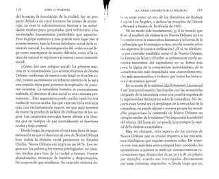 SOBRE LA VIOLENCIA 
del huracán, la inundación de la ciudad, fue en gran 
parte debido a un error humano: las presas de proteo 
ción no eran lo suficientemente buenas y las autori 
dades estaban poco preparadas para enfrentarse a las 
necesidades humanitarias predecibles que siguieron. 
Pero el golpe auténtico y más grande tuvo lugar tras el 
acontecimiento, bajo la forma del efecto social de la ca 
tástrofe natural. La desintegración del orden social lle­gó 
como una especie de acción diferida, como si la ca­tástrofe 
natural se repitiera a sí misma como catástrofe* 
social. 
¿Cómo leer este colapso social? La primera reac­ción 
es la conservadora. Los acontecimientos de Nueva 
Orleans confirman de nuevo cuán frágil es el orden so­cial, 
cuánto necesitamos un refuerzo estricto de la ley y 
una presión ética para prevenir la explosión de pasio­nes 
violentas. La naturaleza humana es esencialmente 
malvada, el descenso al caos social es una smenaza per­manente... 
Este argumento puede recibir también una 
vuelta de tuerca racista: los que cayeron en la violencia 
eran casi exclusivamente negros, así que aquí tenemos 
de nuevo la prueba de la falta de civilización de los ne­gros. 
Las catástrofes naturales hacen aflorar a la chus­ma 
que en tiempos de paz normalmente se mantiene 
oculta y bajo control. 
Desde luego, la respuesta obvia a esta línea de argu­mentación 
es que el descenso al caos de Nueva Orleans 
hizo visible la división racial persistente en Estados 
Unidos. Nueva Orleans era negra en un 68 %. Los ne­gros 
son los pobres y los menos privilegiados: no tuvie­ron 
medios para huir de la ciudad a tiempo. Fueron 
abandonados, murieron de hambre y desprotegidos. 
No sorprende que estallasen. Su reacción violenta de- 
«LA OLEADA SANGRIENTA SE HA DESATADO» 1 1 9 
I" na verse como un eco de los disturbios de Rodney 
I ni); en Los Angeles, o incluso las revueltas de Detroit 
V Newark a finales de la década de 1960. 
I )e un modo más fundamental, ¿y si la tensión que 
III vó al estallido de violencia en Nueva Orleans no era 
l.i tensión entre la «naturaleza humana» y la fuerza de la 
i ivilización que la mantiene a raya, sino la tensión entre 
» los aspectos de nuestra civilización? ¿Y si, en el esfuer- 
,<> por controlar estallidos como el de Nueva Orleans, 
l.is luerzas de la ley y el orden se enfrentaron con la au-iriitica 
naturaleza del capitalismo en su forma más 
pura, la lógica de la competición individualista, de la 
nutoafirmación más despiadada, una «naturaleza» mu- 
( lio más amenazadora y violenta que todos los huraca­nes 
y terremotos juntos? 
En su teoría de lo sublime (das Erhabene), Immanuel 
I' ant interpretó nuestra fascinación por las acometidas 
( leí poder de la naturaleza como una prueba negativa de 
la superioridad del espíritu sobre la naturaleza. No im- 
I >orta cuán brutal sea el despliegue de la ferocidad de la 
naturaleza, no puede afectar a nuestra propia ley moral. 
¿No proporciona la catástrofe de Nueva Orleans un 
ejemplo similar de lo sublime? No importa la brutalidad 
< leí vórtice del huracán: no puede interrumpir la espi­ral 
de la dinámica capitalista. 
Hay, no obstante, otro aspecto de los sucesos de 
Nueva Orleans que es crucial respecto a los mecanis­mos 
ideológicos que regulan nuestras vidas. De acuer­do 
con una anécdota antropológica bien conocida, los 
«primitivos» a quienes se atribuye ciertas creencias su­persticiosas 
(que descienden de un pez o de un pájaro, 
por ejemplo), cuando son interrogados directamente 
por estas creencias, responden: «¡Desde luego que no, 
 