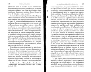 122 SOBRE LA VIOLENCIA 
golpean, los violan en la calle». En una entrevista dos 
semanas posterior reconoció que algunas de sus afirma­ciones 
más chocantes eran falsas: «No tenemos datos 
oficiales que documenten asesinato alguno. Ningún in­forme 
de violación o asalto sexual».23 
La realidad de los negros pobres abandonados y de­jados 
a su suerte sin medios de supervivencia se trans­formó 
entonces en el espectro de un estallido de violen­cia 
negra, de turistas asaltados y asesinados en las calles, 
que habían degenerado en anarquía, en un enorme coli­seo 
lleno de bandas que violaban a mujeres y niños... Es­tos 
informes no eran palabras vacías, eran palabras que 
tenían efectos materiales precisos: generaron miedos que 
llevaron a las autoridades a frenar el despliegue de tro­pas, 
ralentizaron las evacuaciones médicas, llevaron a 
los oficiales de policía a abandonar la ciudad, prohibie­ron 
despegar a los helicópteros. Por ejemplo, los coches 
de la compañía de ambulancias Acadian quedaron guar­dados 
bajo llave cuando llegó el rumor de que las reser­vas 
de agua de un parque de bomberos de Covington 
habían sido saqueadas por asaltantes armados, noticia 
que resultó ser totalmente infundada. 
Desde luego, el sentido de amenaza fue activado por 
un desorden y una violencia genuinos: los saqueos co­menzaron 
en el momento en que la tormenta pasó sobre 
Nueva Orleans. Abarcaron desde robos menores a asal­tos 
a mano armada, impulsados por la necesidad de so­brevivir. 
Sin embargo, la (limitada) realidad de los crí­menes 
de ningún modo condena los «informes» del 
colapso total de la ley y el orden; y no porque tales datos 
23. Véase Jim Dwyer y Christopher Drew, «Fear Exceeded 
Crime’s Reality in New Orleans», New York Times, 29 de sep­tiembre 
de 2005. 
«LA OLEADA SANGRIENTA SE HA DESATADO» 123 
hieran «exagerados», sino por una razón mucho más ra­dical. 
Jacques Lacan afirmó que, incluso si la mujer del 
paciente está acostándose realmente con otros hombres, 
los celos del paciente deben ser tratados como una con­dición 
patológica. De modo parecido, incluso si los ju­díos 
ricos en la Alemania de los últimos años de la déca­da 
de 1930 «realmente» explotaban a los trabajadores 
alemanes, seducían a sus hijas, dominaban la prensa po­pular 
y demás, el antisemitismo nazi seguía siendo radi­calmente 
«no verdadero», una condición ideológica pa­tológica. 
¿Por qué? Lo que la hacía patológica era la 
inconfesada inversión libidinosa de la figura del judío. 
La causa de todos los antagonismos sociales fue pro­yectada 
en el «judío», el objeto de un amor-odio perver­so, 
una figura espectral de fascinación y repugnancia. 
Exactamente lo mismo se aplica a los saqueos en Nueva 
Orleans: incluso si TODOS los informes acerca de violencia 
y saqueos fueran probados como fácticamente verdaderos, 
las historias que circulaban sobre ellos seguirían siendo 
«patológicas» y racistas, pues lo que motivó esas historias 
no eran hechos, sino prejuicios racistas, la satisfacción 
sentida por quienes fueran capaces de decir: «¡Ves, los 
negros son realmente así, bárbaros violentos sin ningún 
sentido de civilización!». En otras palabras, podríamos 
estar viéndonoslas con lo que podría denominarse men­tir 
bajo la forma de la verdad: incluso si lo que estoy di­ciendo 
es fácticamente cierto, los motivos que me hacen 
decirlo son falsos. 
¿Y qué hay del obvio contraargumento derechista-populista? 
Si decir la verdad fáctica implica una menti­ra 
subjetiva —la actitud racista—, ¿no significa esto, 
más allá de la corrección política, que no podemos ex­presar 
los meros hechos empíricos cuando los negros 
 