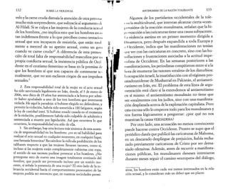 132 SOBRE LA VIOLENCIA 
velo y la carne cruda distraía la atención de otra prein i fui, 
mucho más sorprendente, que subyacía al argumento < li 
Al-Hilali. Si se culpa a las mujeres de la conducta sexiwl 
de los hombres, ¿no implica esto que los hombres esl ;m 
tan indefensos frente a lo que perciben como tentación 
sexual que son incapaces de resistirla, que están toi ni 
mente a merced de su apetito sexual, como un gii lo 
cuando ve carne cruda?2 A diferencia de esta presun 
ción de total falta de responsabilidad masculina por su 
propia conducta sexual, la insistencia pública de Occi 
dente en el erotismo femenino se basa en la premisa dr 
que los hombres sí que son capaces de contenerse sc« 
xualmente, que no son esclavos ciegos de sus impulsos 
sexuales.3 
2. Esta responsabilidad total de la mujer en el acto sexual 
ha sido sancionada legalmente en Irán, donde, el 3 de enero de 
2006, una chica de 19 años fue sentenciada a la horca por admi­tir 
haber apuñalado a uno de los tres hombres que intentaron 
violarla. He aquí la paradoja: si hubiese elegido no defenderse, y 
permitirla violación, habría sido sometida a 100 latigazos, según 
la ley de castidad iraní. Si hubiese estado casada en el momento 
de la violación, posiblemente habría sido culpable de adulterio y 
sentenciada a muerte por lapidación. Así que ocurriera lo que 
ocurriera, la responsabilidad era sólo de ella. 
3. Sin embargo, hay otra lectura más siniestra de esta ausen­cia 
de responsabilidad en los hombres: ¿no es tal habilidad para 
realizar el acto sexual en cualquier momento, en cualquier lugar, 
una fantasía femenina? Recuérdese la ridicula prohibición de los 
talibanes respecto a que las mujeres llevaran tacones, como si, 
incluso si las mujeres están completamente cubiertas con ropa, 
el sonido de sus tacones pudiese provocar a los hombres. ¿No 
presupone esto de nuevo una imagen totalmente erotizada del 
hombre, que puede ser provocado incluso por un sonido ino­cente, 
si señala la presencia de una mujer? El otro lado de la to­lerancia 
occidental hacia el comportamiento provocativo de las 
mujeres podría ser entonces que, en nuestras sociedades permi- 
ANTINOMIAS DE LA RAZÓN TOLERANTE 133 
Algunos de los partidarios occidentales de la tole- 
I .nicia multicultural, que intentan alcanzar cierta «com­pì 
(*nsión» de la reacción musulmana, señalan que la hi- 
I μ rreacción a las caricaturas tiene una causa subyacente. 
I .»i violencia asesina en un primer momento dirigida a 
I )inamarca, pero después expandida a toda Europa y 
ii ( )ccidente, indica que las manifestaciones no tenían 
» |iie ver con las caricaturas en concreto, sino con las hu­millaciones 
y frustraciones asociadas a la actitud impe-iiíilista 
de Occidente. En las semanas posteriores a las 
manifestaciones, los periodistas compitieron entre sí a la 
hora de enumerar las razones «reales» de los disturbios: 
l;i ocupación israelí, la insatisfacción con el régimen pro-estadounidense 
de Musharraf en Pakistán, el antiameri­canismo 
en Irán, etc. El problema de esta línea de argu­mentación 
está claro si la extendemos al antisemitismo 
en sí mismo: el antisemitismo musulmán no tiene que 
ver «realmente» con los judíos, sino con una manifesta­ción 
desplazada acerca de la explotación capitalista. Pero 
esta excusa sólo lo empeora todo para los musulmanes y 
nos fuerza lógicamente a preguntar: ¿por qué no nos 
muestran la causa VERDADERA? 
Por otro lado, una acusación no menos convincente 
puede hacerse contra Occidente. Pronto se supo que el 
periódico danés que publicó las caricaturas de Mahoma, 
en un descarado despliegue de prejuicios, había recha­zado 
previamente caricaturas de Cristo por ser dema­siado 
ofensivas. Además, antes de recurrir a manifesta­ciones 
públicas, los musulmanes daneses intentaron 
durante meses seguir el camino «europeo» del diálogo, 
sivas, los hombres están cada vez menos interesados en la rela­ción 
sexual, y lo consideran más un deber que un placer. 
 