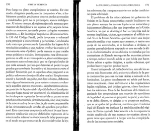 1 9 0 SOBRE LA VIOLENCIA 
Pero luego su pleno cumplimiento se suaviza. De este 
modo, el régimen puede parecer compasivo: «Ves, si hu­biésemos 
querido, podríamos teneros a todos arrestados 
y condenados, pero no os preocupéis, somos indulgen­tes 
». Al mismo tiempo, el régimen ejerce la amenaza per­manente 
de disciplinar a sus sujetos: «No juegues dema­siado 
con nosotros, recuerda que en cualquier momento 
podemos...». En la antigua Yugoslavia, el famoso artícu­lo 
133 del Código Penal, podía invocarse a voluntad 
para perseguir a los escritores y periodistas. Condenaba 
todo texto que presentase de forma falsa los logros de la 
revolución socialista o que pudiese sembrar la tensión y el 
descontento entre e l público por la manera en que trataba 
temas políticos o sociales. Por supuesto, esta última cate­goría 
no es sólo en extremo plástica, sino también opor­tunamente 
autorreferenciada: ¿no es el propio hecho de 
que estás acusado por los que detentan el poder lo que 
prueba que sembraste la tensión y e l descontento entre el 
público? Recuerdo que en aquellos años pregunté a un 
político esloveno cómo justificaba esta ley. Simplemente 
sonrió y, haciendo un guiño, me dijo: «Bueno, debemos 
tener alguna herramienta para someter a nuestra volun­tad 
a aquellos que nos molestan». Aquí tenemos una su­perposición 
de la potencial culpabilidad total (cualquier 
cosa que hagas puede ser un crimen) y la misericordia (el 
hecho de que se te permita llevar tu vida en paz no es una 
prueba o consecuencia de tu inocencia, sino una prueba 
de la misericordia y benevolencia, de una «comprensión 
de las circunstancias de la vida» de aquellos que gobier­nan). 
Esto constituye una prueba adicional de que los re­gímenes 
totalitarios son por definición regímenes de la 
misericordia: toleran las violaciones de la ley puesto que 
en el modo en que enmarcan la vida social violan la ley; 
LA TOLERANCIA COMO CATEGORÍA IDEOLÓGICA 191 
los sobornos y las trampas se convierten en las condicio­nes 
para sobrevivir. 
El problema de los años caóticos del gobierno de 
Yeltsin en la Rusia postsoviética puede localizarse en 
este plano: aunque las normas legales eran conocidas y 
básicamente idénticas a las que imperaban en la Unión 
Soviética, lo que se desintegró fue la compleja red de 
normas implícitas, tácitas, que sostenían el edificio so­cial. 
Si en la Unión Soviética querías tener una mejor 
atención médica o un nuevo apartamento, si tenías una 
queja de las autoridades, si te llamaban a declarar, si 
querías que tu hijo fuera aceptado en una escuela de éli­te, 
si el administrador de una fábrica necesitaba que los 
contratistas del Estado entregaran las materias primas 
a tiempo, todo el mundo sabía lo que había que hacer. 
Todos sabían a quién dirigirse, a quién sobornar, qué 
podían hacer y qué no podían hacer. 
Tras el colapso de la Unión Soviética, uno de los as­pectos 
más frustrantes de la existencia diaria de la gen­te 
corriente fue que esas normas tácitas a menudo se di-fuminaban. 
La gente simplemente no sabía qué hacer, 
cómo reaccionar, cómo enfrentarse a las regulaciones 
legales explícitas, qué debían ignorar, cómo funciona­ban 
los sobornos. Una de las funciones del crimen or­ganizado 
fue proporcionar una especie de sucedáneo 
de legalidad: si poseías un pequeño negocio y un clien­te 
te debía dinero, te dirigías a tu protector mafioso, 
que se ocupaba del problema, mientras que el sistema 
legal del Estado era ineficaz. La estabilización del régi­men 
de Putin equivale básicamente a la transparencia 
recién establecida de esas normas no escritas: ahora la 
gente tiene que aprender a bregar con las complejida­des 
de las interacciones sociales. 
 