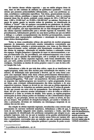 No interior dessas células espaciais — que em média atingem áreas de
uma, duas ou três centenas de milhares de quilômetros quadrados — ocorrem
setores que possuem potencialidades diferenciadas, a par com problemas sociais, econômicos e ambientais específicos. Tais áreas, genericamente reconhecidas como críticas, pontilham o espaço total da Amazônia, visto no contexto
temporal desse fim de século, podendo conter espaços de 100 a 1.000 km2 de
área, 1.000 a 10.000 km2, ou 10.000 a 100.000 km2, no máximo. Envolvem espaços de quinta, quarta ou terceira ordem de grandeza, na classificação de
Cailleux e Tricarte7 Não há qualquer conveniência em estabelecer, de partida,
uma região-programa para atender aos problemas específicos de uma área crítica muito complexa, que seja espacialmente tão ou mais abrangente do que uma
das células espaciais estabelecidas para a divisão regional da Amazônia. Tais
procedimentos, habitualmente gerados em uma época política em que era difícil
o diálogo e o próprio acompanhamento das decisões governamentais, somente
contribuíram para superposições conflitantes e atomização de recursos, com
fortes efeitos desintegradores.
Todas as áreas consideradas críticas são passíveis de receber programas
especiais de tratamento, envolvendo estudos sistemáticos concentrados que
busquem diretrizes, soluções e projetos-proposta, com vistas ao fim último de
um desenvolvimento social, realizado pela dinamização econômica, aumento
das ofertas de emprego, valorização do trabalho humano e ordenação correta
dos espaços. Exigem pesquisas e operações de meso ou microzoneamento, a serem providenciados (ou, em providência, sob redimensionamento) com a maior
urgência e a mais apurada das metodologias, sob a condição de nunca serem
maiores do que as células espaciais regionais, onde foram identificadas. Mas
que, por certo, podem envolver setores de duas, três ou mais células espaciais
contíguas, vinculadas ao destino de certos projetos: como é o caso da área crítica Carajás-São Luís.
Defendemos a idéia de que toda área crítica, capaz de se transformar em
região-programa, tenha uma área nuclear para concentração dos estudos, e um
entorno, de delimitação mais aproximada e flexível, que de certa forma comporte uma separação difusa entre áreas críticas potencialmente diferenciadas e
complementares (faixa Carajás-São Luís, região metropolitana de Belém/Baixo
Amazonas/Bragantina, "Fall zone" sul-amazônica). Revisões periódicas sobre
as respostas das regiões-programa aos incentivos e ações programadas devem
ser feitas, para eventuais redimensionamentos das áreas nucleares e de seus
respectivos entornos. Sempre se deverá ter em vista que as células espaciais da
primeira subdivisão da Amazônia em unidades menores de 2ª ordem de grandeza têm que possuir um certo nível de permanência. Sua definição é feita para
durar; daí por que merecem receber inicialmente o crivo de todas as críticas e
submeter-se a todas as revisões de detalhe. Pelo oposto, as regiões-programa
endereçadas às áreas críticas podem ser limitadas ou não a determinados tempos
de atuação. E, por princípio, devem ser reavaliadas, a todos os níveis, de tempos em tempos. Tais períodos de atuação/reavaliação, por muitas e variadas razões e precauções, deveriam ser realizados em interespaços temporais de no
mínimo dez em dez anos.
Em relação às células espaciais regionais, reconhecidas como setores mais
permanentes do universo territorial amazônico, defendemos a idéia de que, à
custa de um trabalho integrado entre estados, municípios e União, seja feita
uma campanha de identificação dos problemas emergentes que atingem as populações regionais, toda vez em que se instalem novas gestões administrativas
(governadores, legisladores). E, que tais estudos sejam feitos por equipes idôneas e experientes, convocadas para um trabalho que não comporta meufanismos, regionalismos extremados, injunções políticas e pressões do poder econô7

Le problems de la classification... op. cit.

Qualquer pessoa de
bom senso, ligada ao
setor de planejamento,
sabe que existem
muitas outras etapas
para se chegar a um
coerente master plan de
validade amazônica...

 